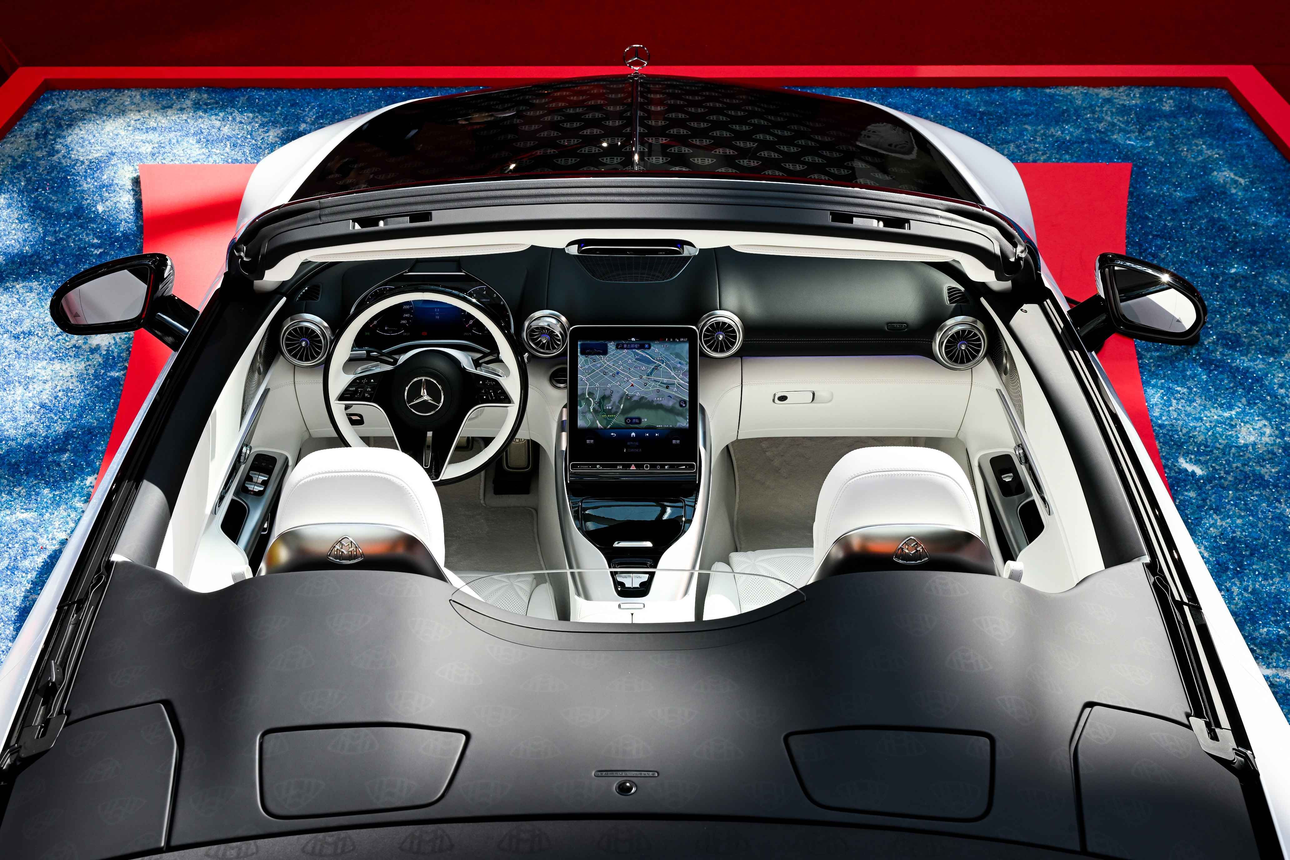 20251008-艙內以對比強烈的雙色鋪陳展現層次，上半部採黑色皮革包覆，下半部則以MANUFAKTUR頂級Nappa真皮「水晶白」呈現。（台灣賓士提供）