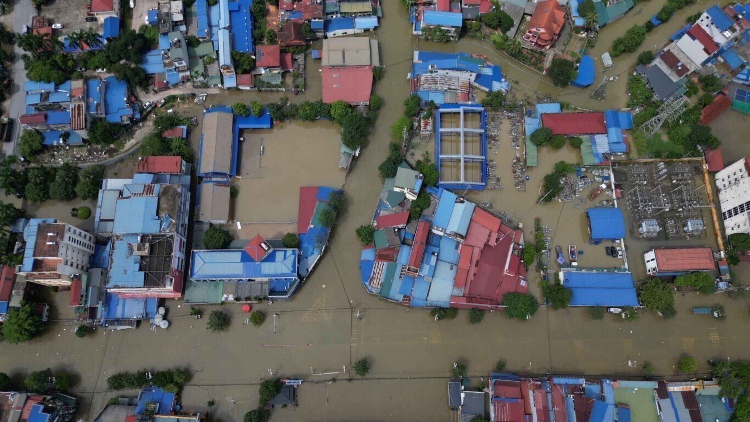 台風の影響を受け、ベトナム北部の多くの省で深刻な洪水が発生した。（AP通信）