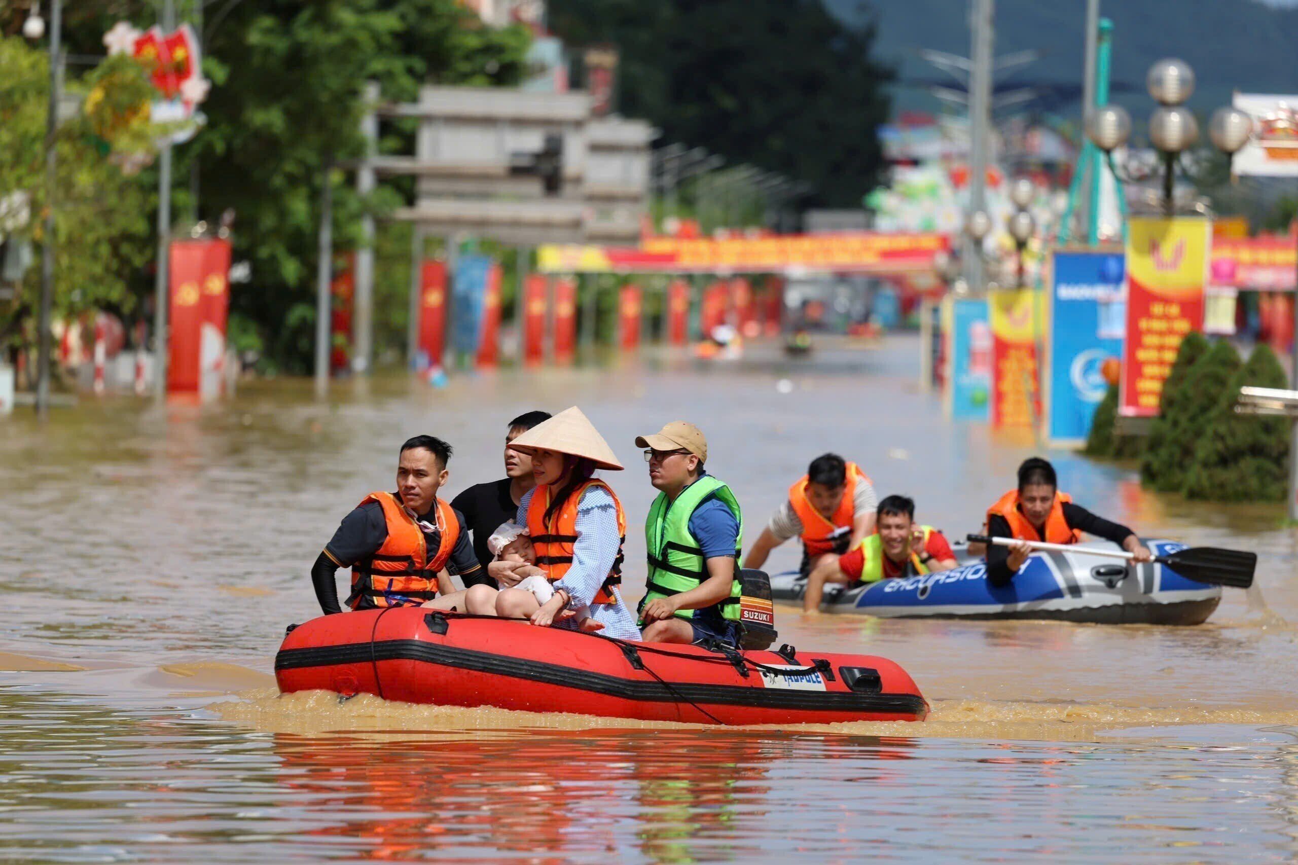 台風の影響を受け、ベトナム北部の多くの省で深刻な洪水が発生した。（AP通信）