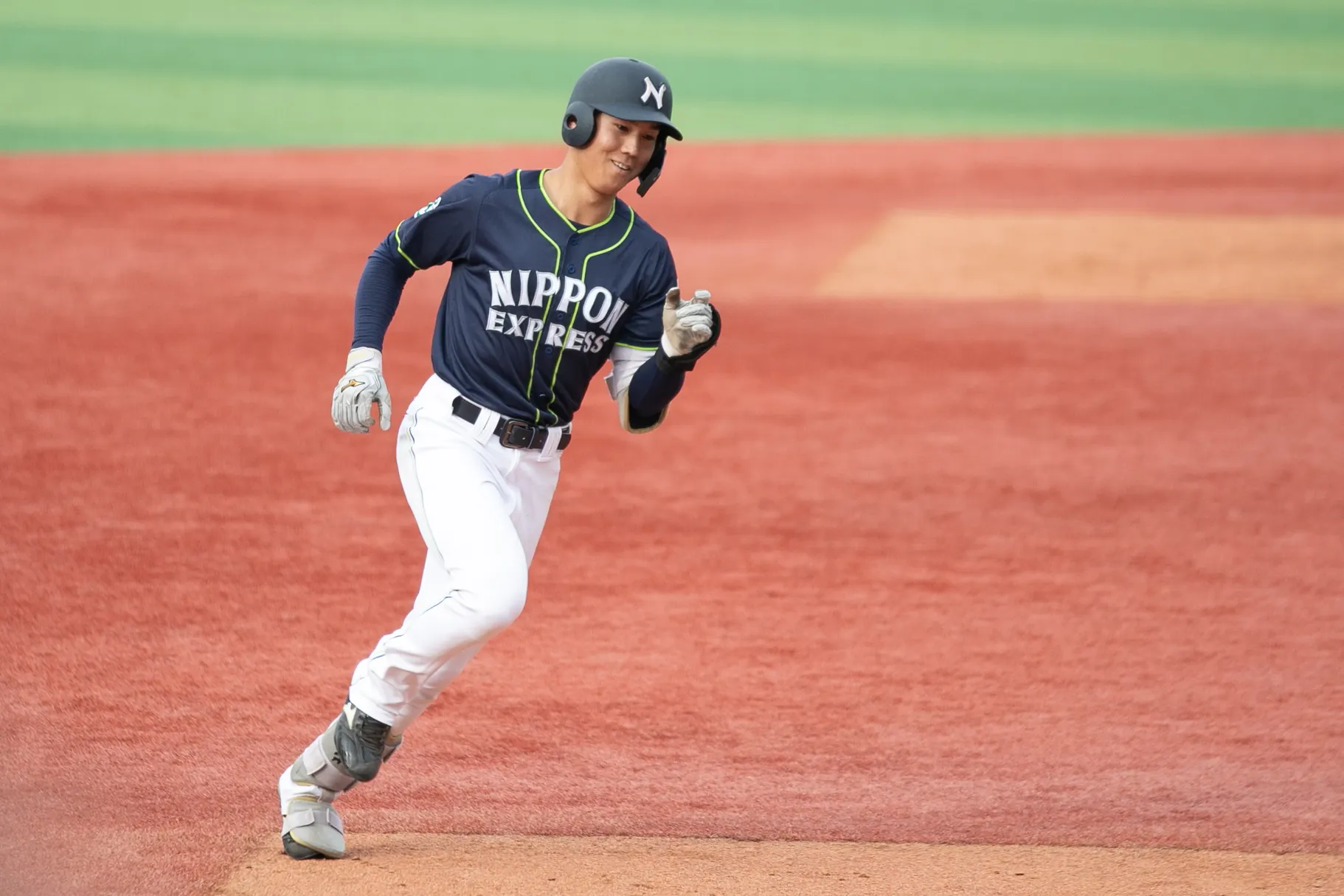 5回に左越え2ランを放つ日本通運の横山選手。許甄玲