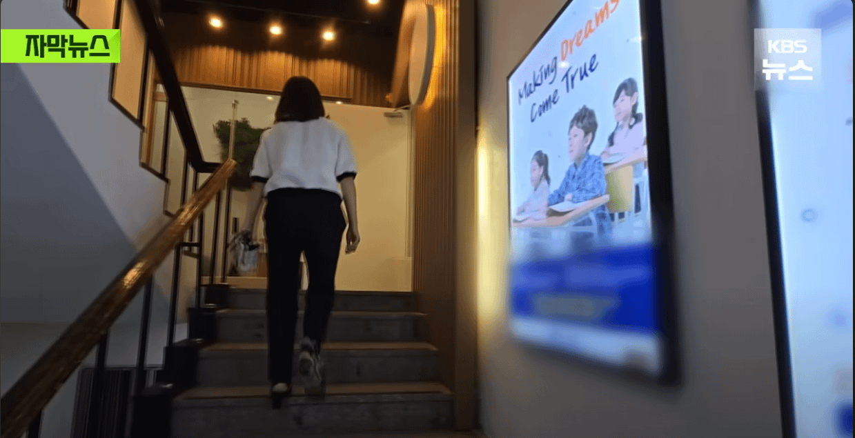 為了讓孩子提早接觸英語環境，南韓許多家庭會花錢讓幼童進入英語幼稚園就讀。（翻攝自KBS新聞影片）