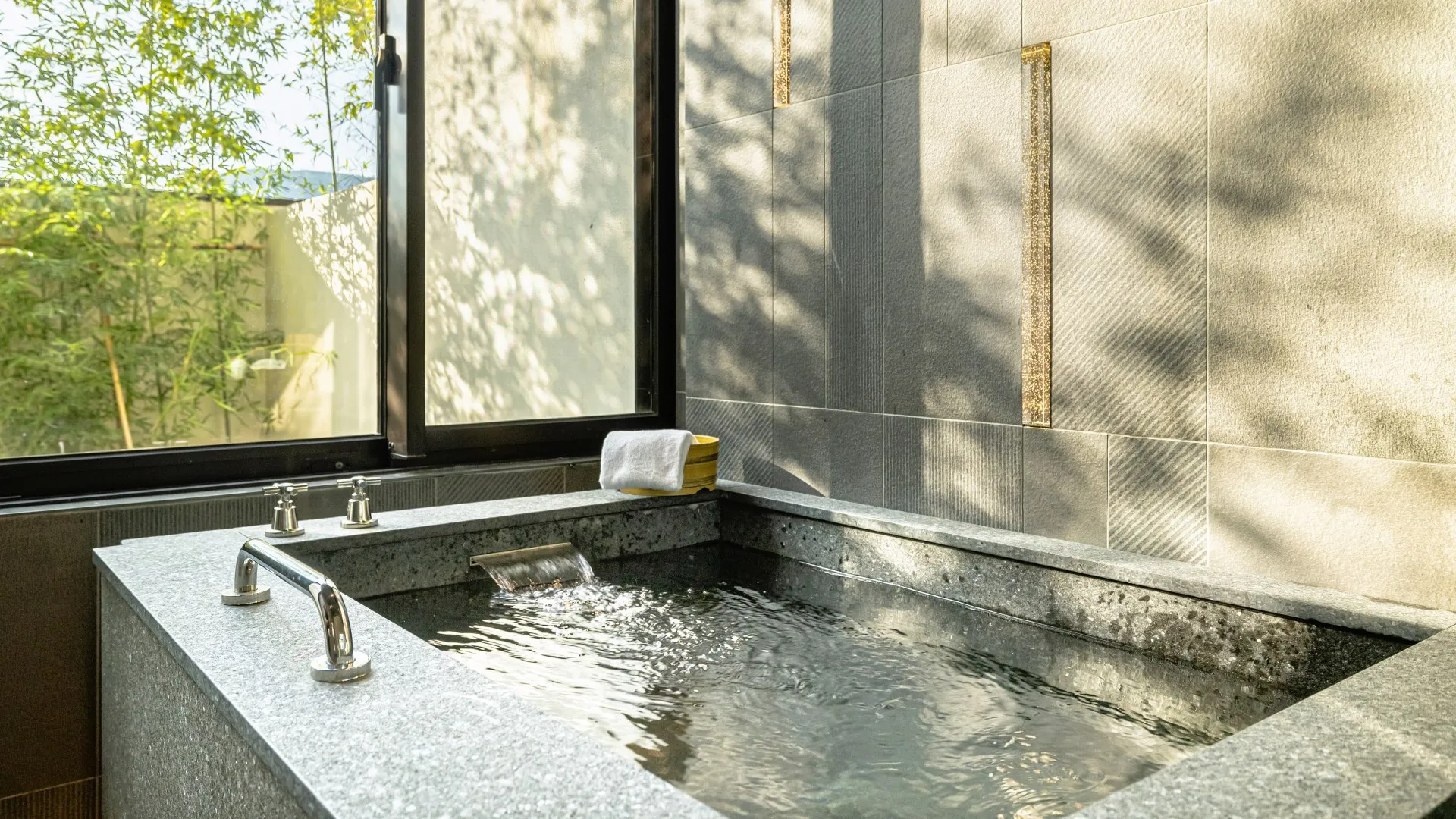 熱愛泡湯的旅人可購入北投晶泉丰旅泡湯券，享受一趟白磺湯泉的暖心療癒小旅行。（圖/台北晶華酒店）