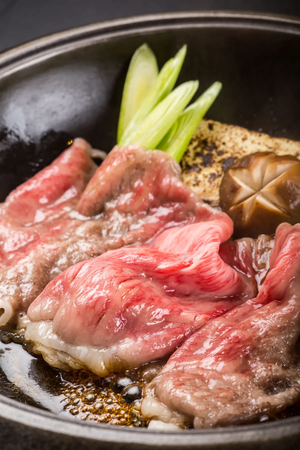 以鍋物聞名的三燔本家推出超值雙味壽喜燒餐券。（圖/台北晶華酒店）