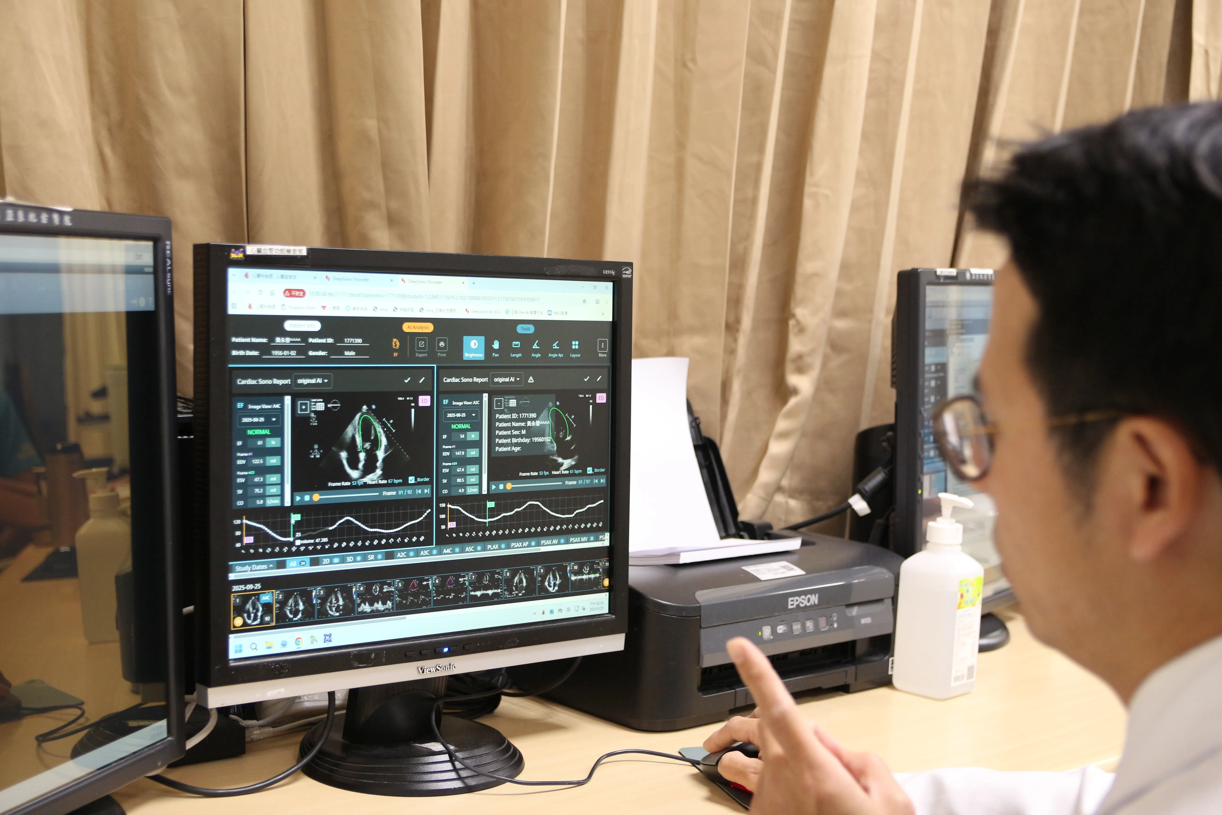 圖說：亞東紀念醫院心臟血管內科主任張藝耀於診間以DeepHeart Care360醫療資訊系統進行超音波影像判讀 ，善用AI分析功能協助心臟功能數值評估，促進即時診斷決策。