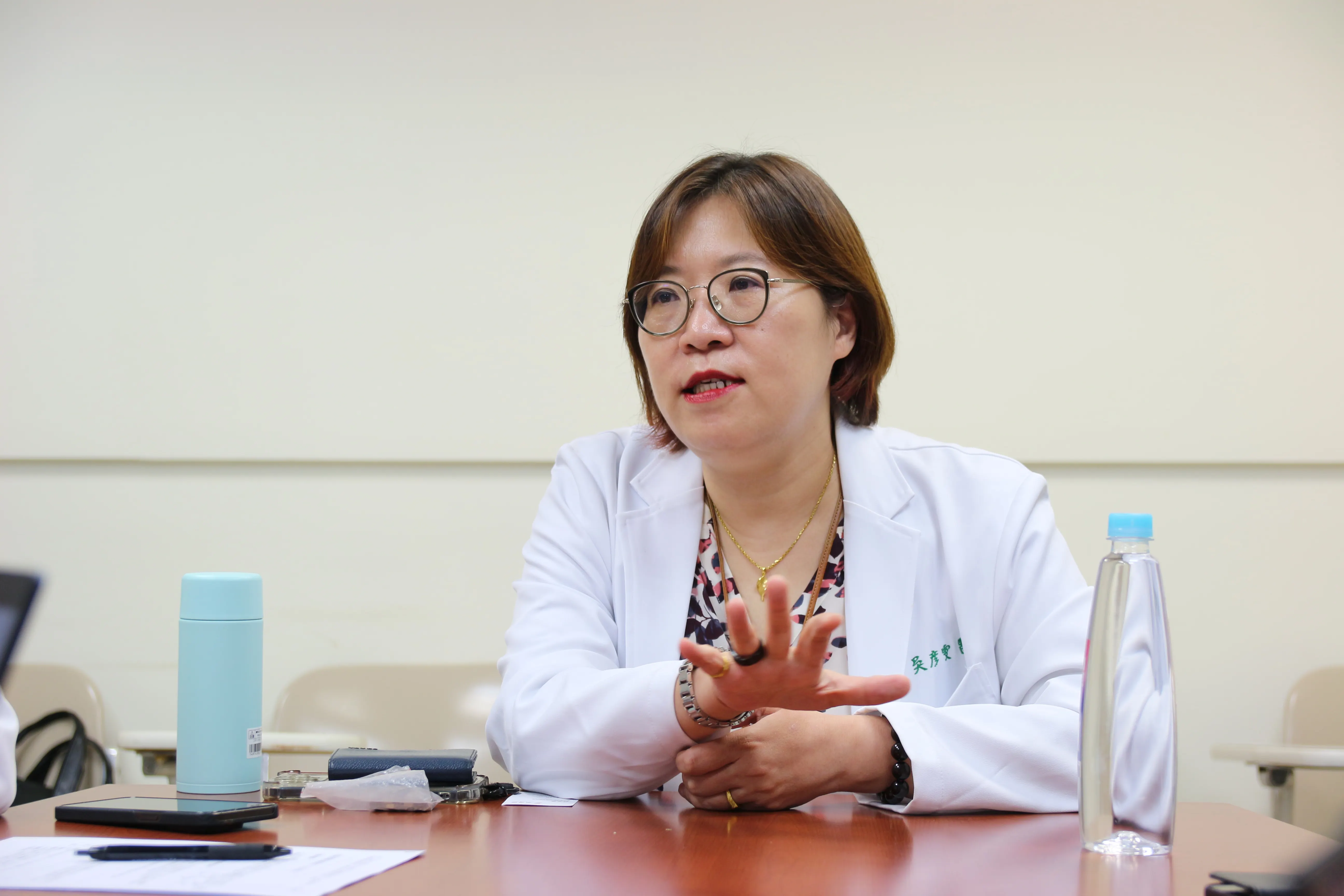 圖說：亞東紀念醫院醫學研究部部長吳彥雯分享AI心臟超音波（DeepHeart Care360）臨床應用經驗，強調人工智慧在心臟功能檢測上的輔助與提升效率。