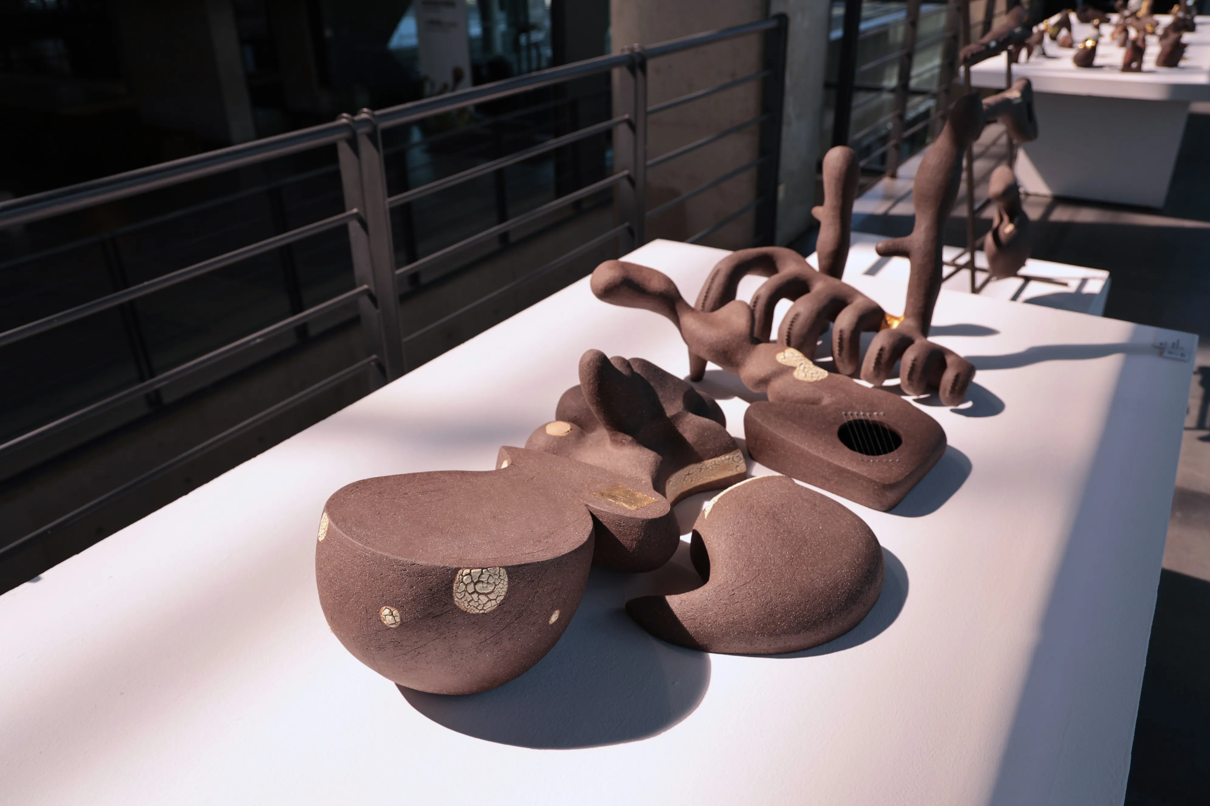 「夢的片尾曲系列」以惡夢為靈感，彷彿以一曲音樂為夢境畫下句點，成為心靈抒解與療癒。（圖/新北市立鶯歌陶瓷博物館）