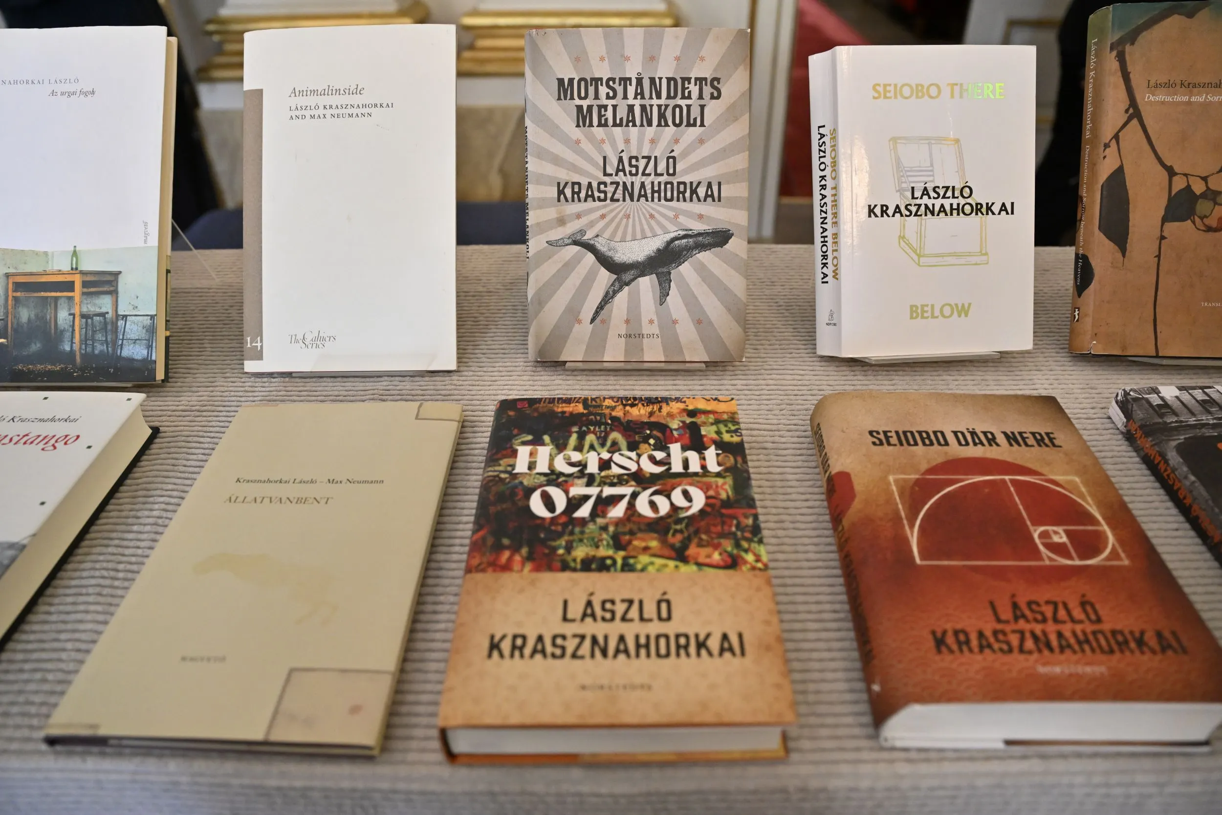 2025年ノーベル文学賞新科受賞者、ハンガリーの小説家クラスナホルカイ・ラーズローの歴年著作。（AP通信）
