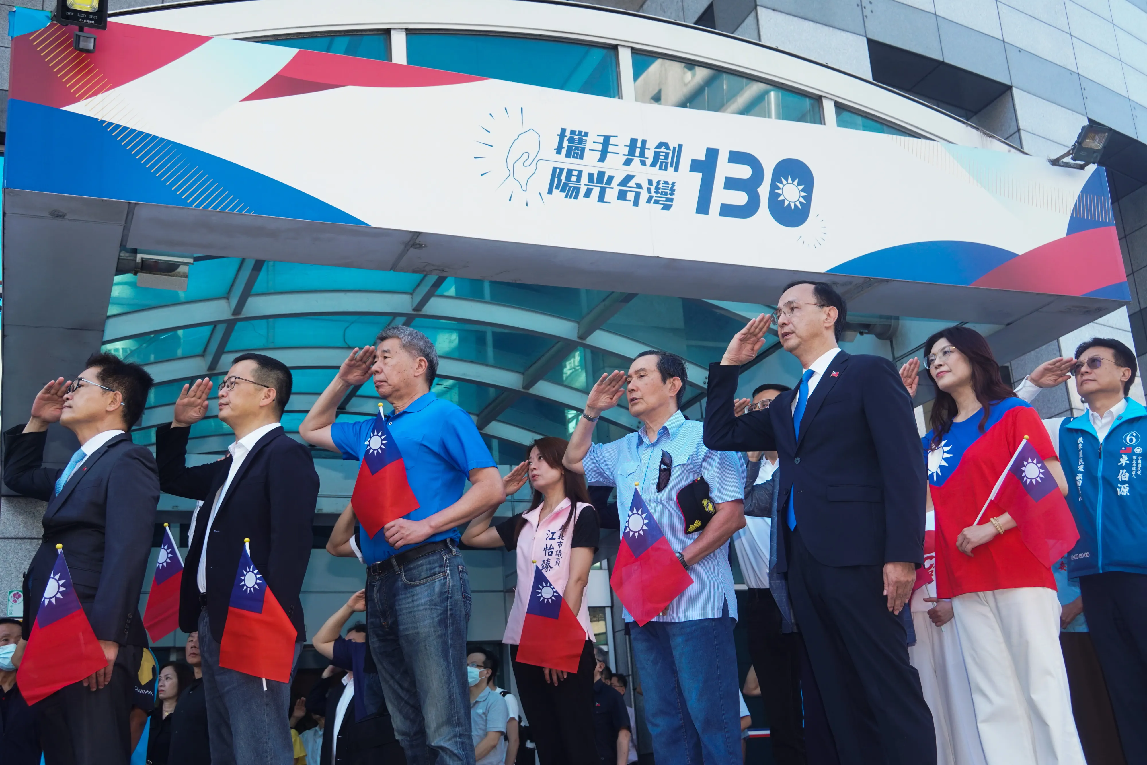 20251010-国民党主席朱立倫（右三）、前大統領馬英九（右四）、主席候補者鄭麗文（右二）、ロージー・ジョン（左二）、チャン・アーチュン（左三）、トーク・パクス（右一）らが党部の国慶旗掲揚式に出席。（蔡さん撮影）
