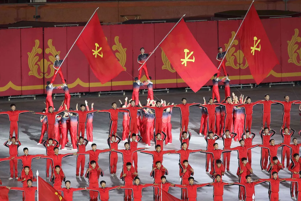 北韓慶祝勞動黨建黨80週年，在平壤盛大舉行慶祝活動與施放煙火。（美聯社）