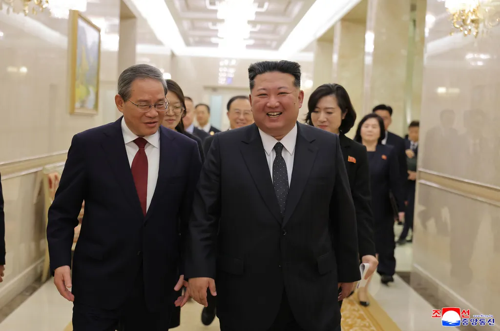 北韓慶祝勞動黨建黨80週年，中國國務總理李強（左）親自前往平壤。（美聯社）