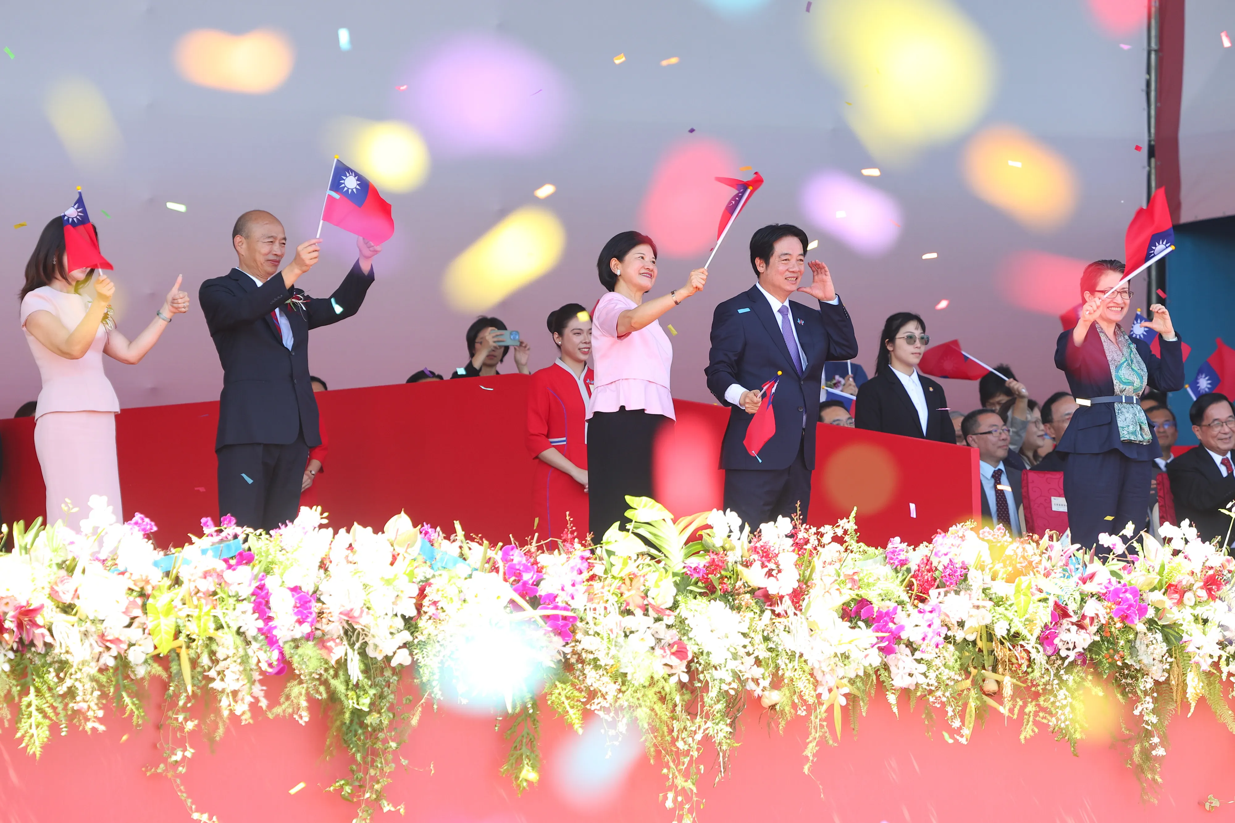 20251010-總統賴清德（右二）、副總統蕭美琴（右一）、立法院長韓國瑜（左二）10日出席中華民國114年國慶大會。（顏麟宇攝）