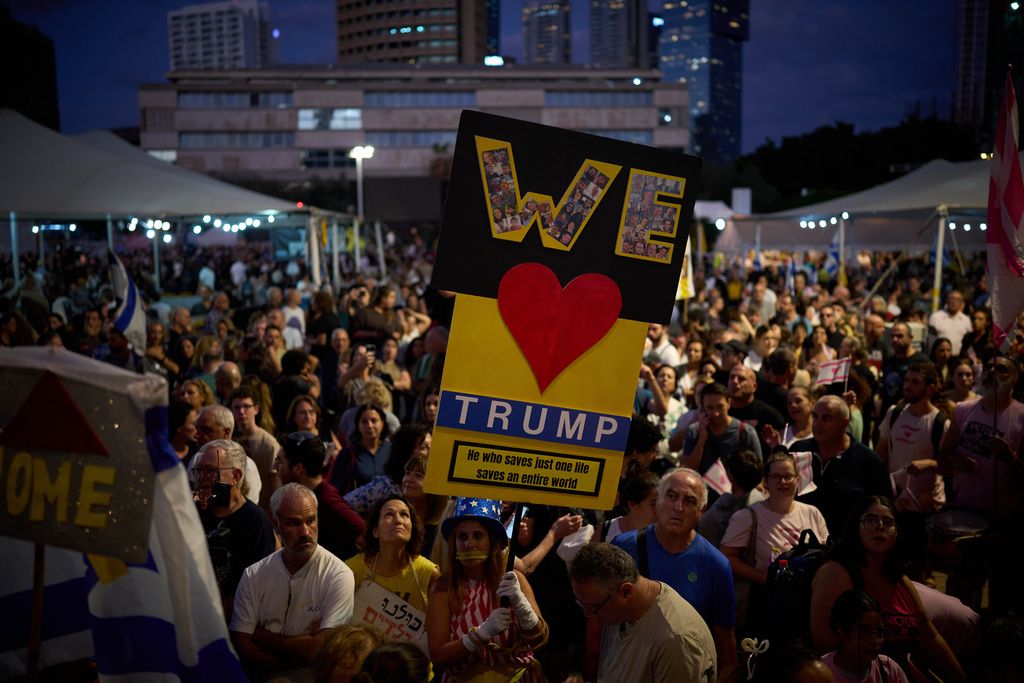 等候多時的以色列人質家屬開心慶祝以巴和談的消息。（美聯社）