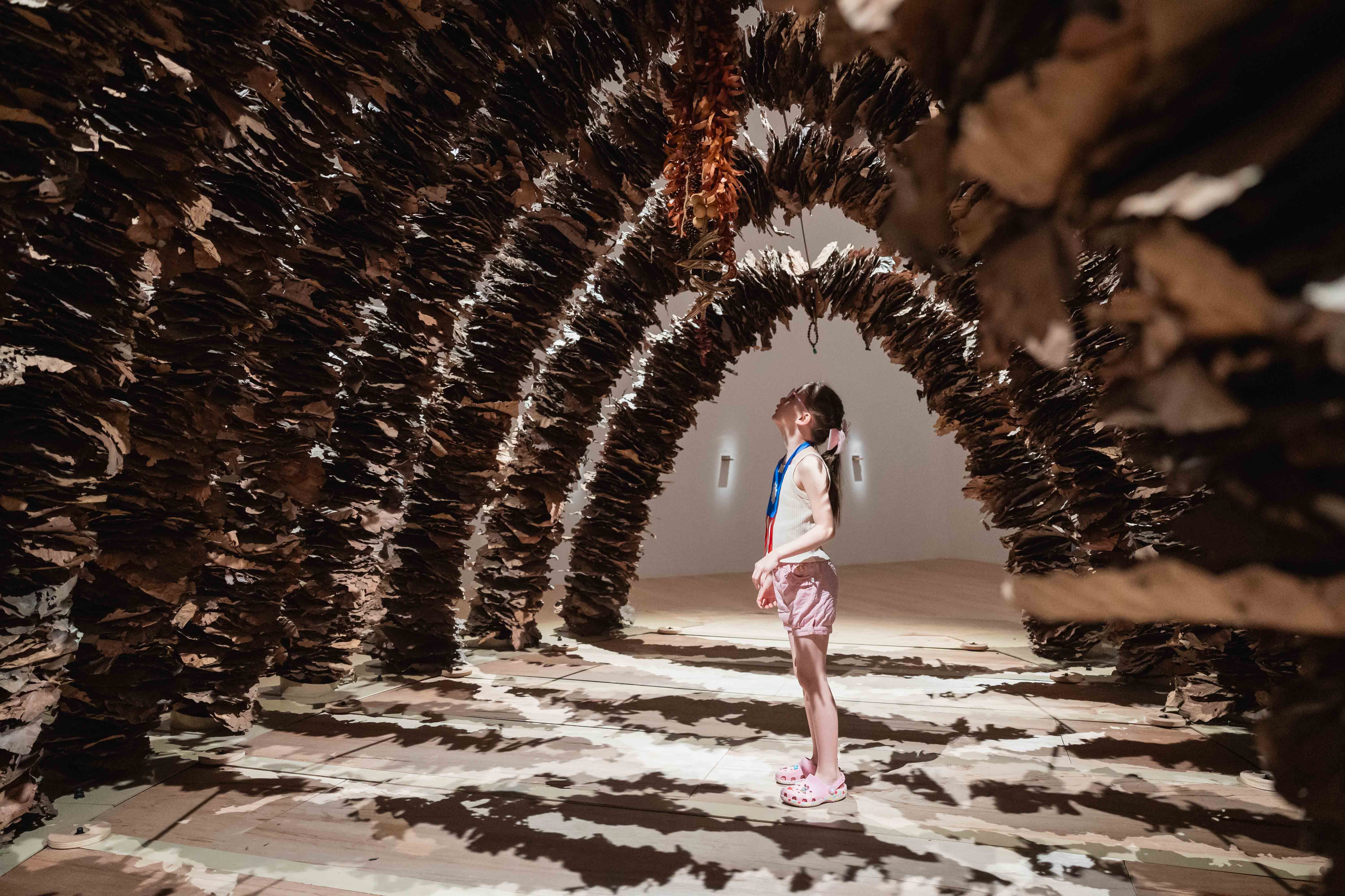 民眾利用國慶連假到新北市美術館，感受藝術與生活的多元魅力。（圖/新北市政府文化局）