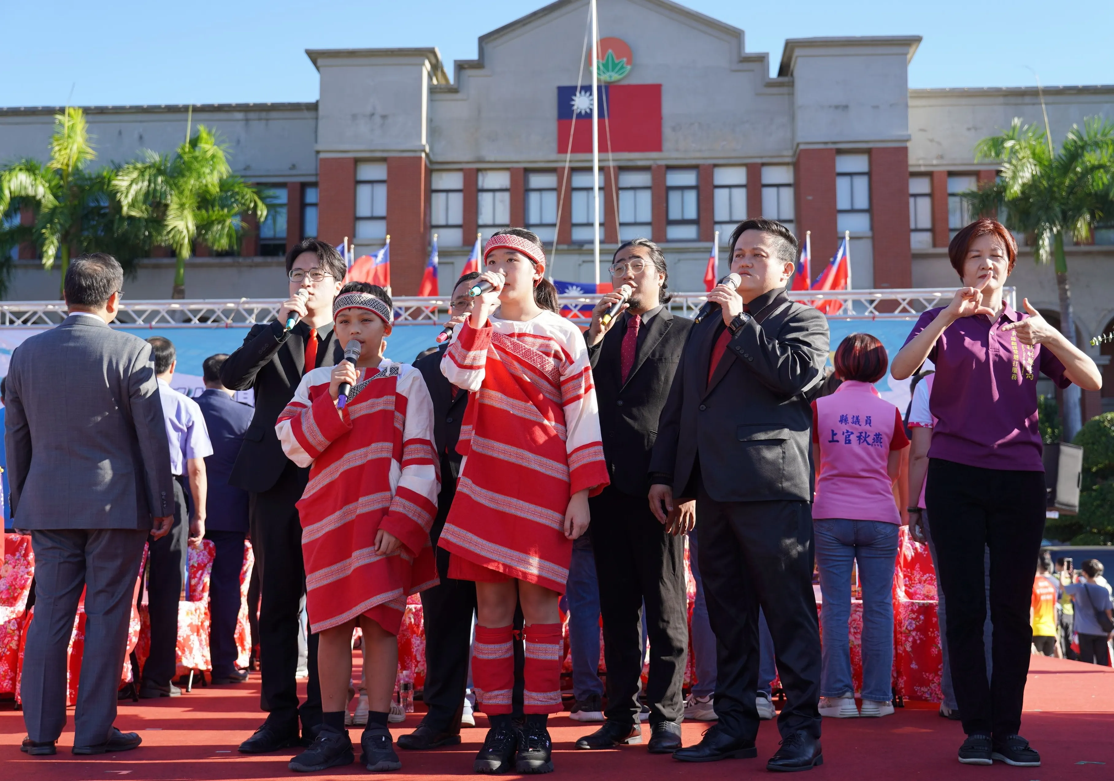 在竹縣泰雅之聲合唱團跨世代團員領唱下，廣場民眾齊唱國歌、國旗歌。（圖／新竹縣政府提供）