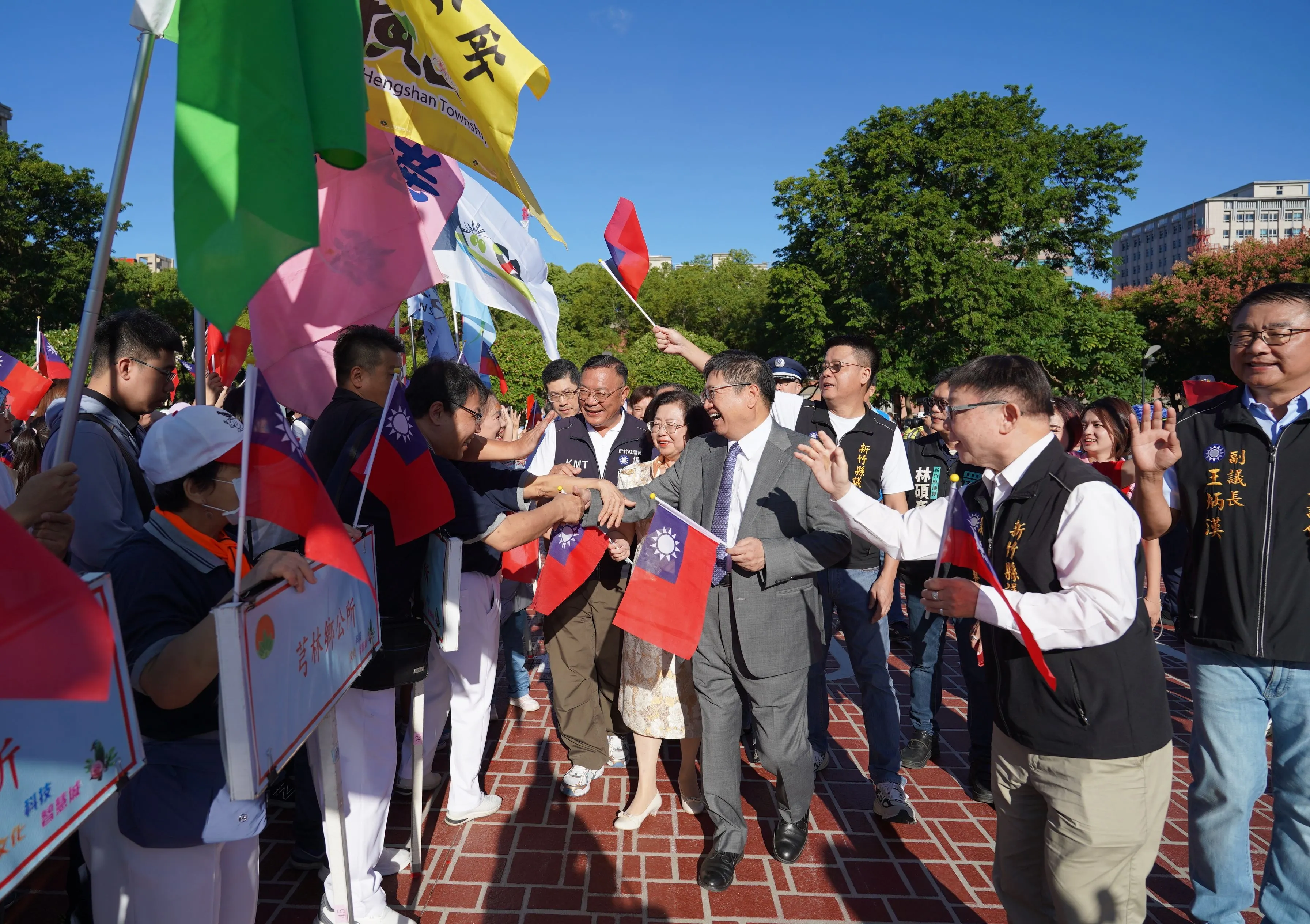 縣長楊文科、議長張鎮榮及議員與參加國慶升旗的民眾握手致意。（圖／新竹縣政府提供）