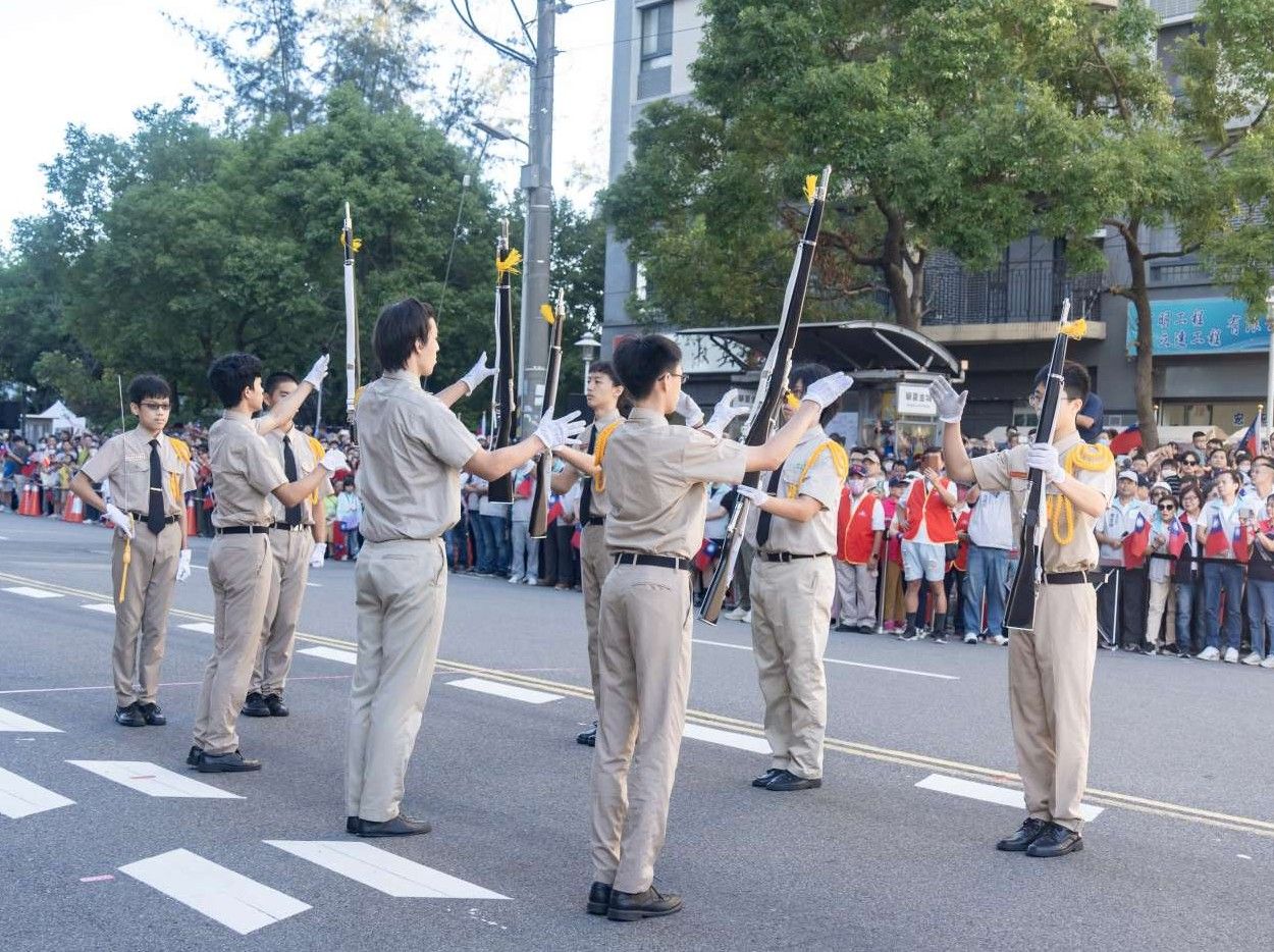 新竹高中儀隊帶來精湛操槍表演，為國慶升旗典禮揭開序幕。（圖／新竹市政府提供）