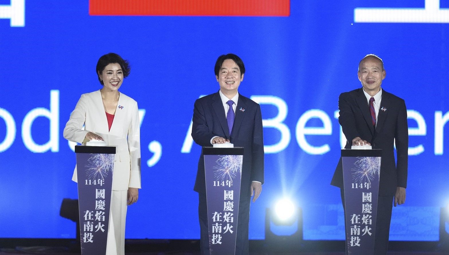 114年國慶焰火晚會10日在南投市貓羅溪畔舉行，由總統賴清德、立法院長韓國瑜跟南投縣長許淑華一起按下按鈕啟動璀璨國慶煙火正式升空。（圖/南投縣政府）