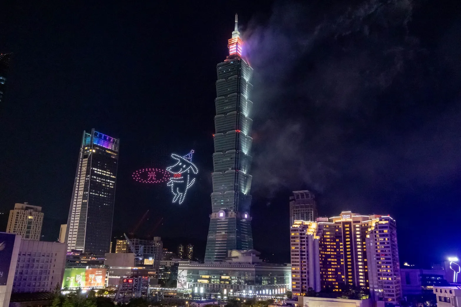 20251010-台新銀行Richart以頭戴生日帽、手捧蛋糕的可愛形象在空中亮相。（台新新光金控提供）