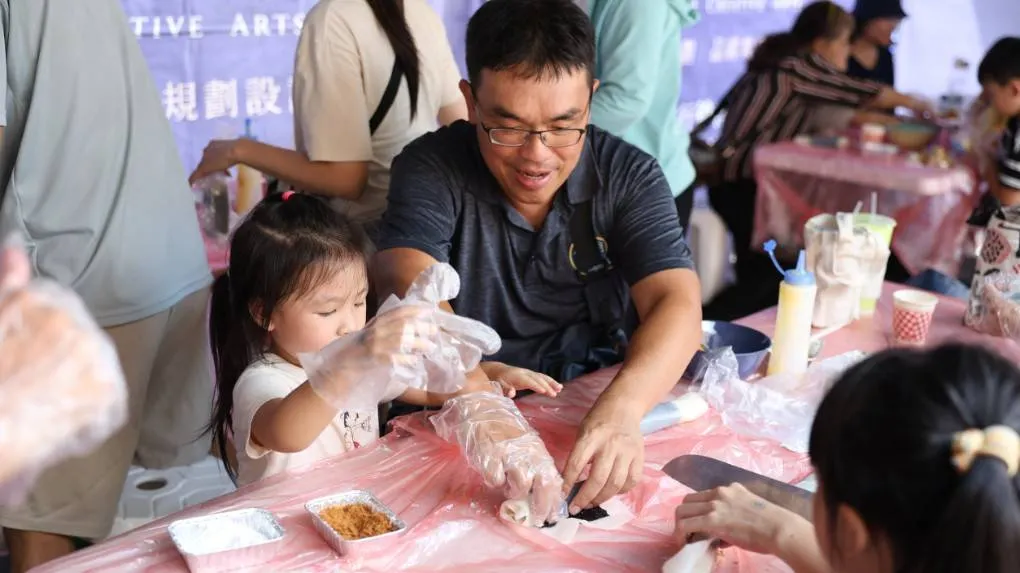 現場規劃多樣米食DIY體驗，包括客家麻糬、粄條壽司、花生豆腐、粄條千層蛋糕等，讓大小朋友都能親手體驗「做粄食」的樂趣。（圖/高市客委會提供）