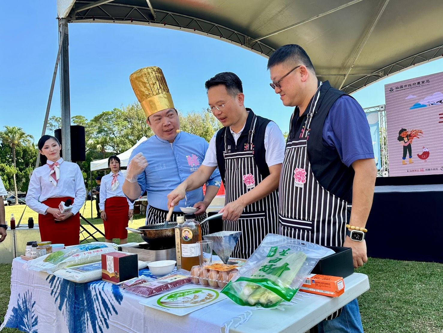 現場蘇俊賓親自下廚，展現桃園農業的豐富實力。（圖／桃園市政府提供）