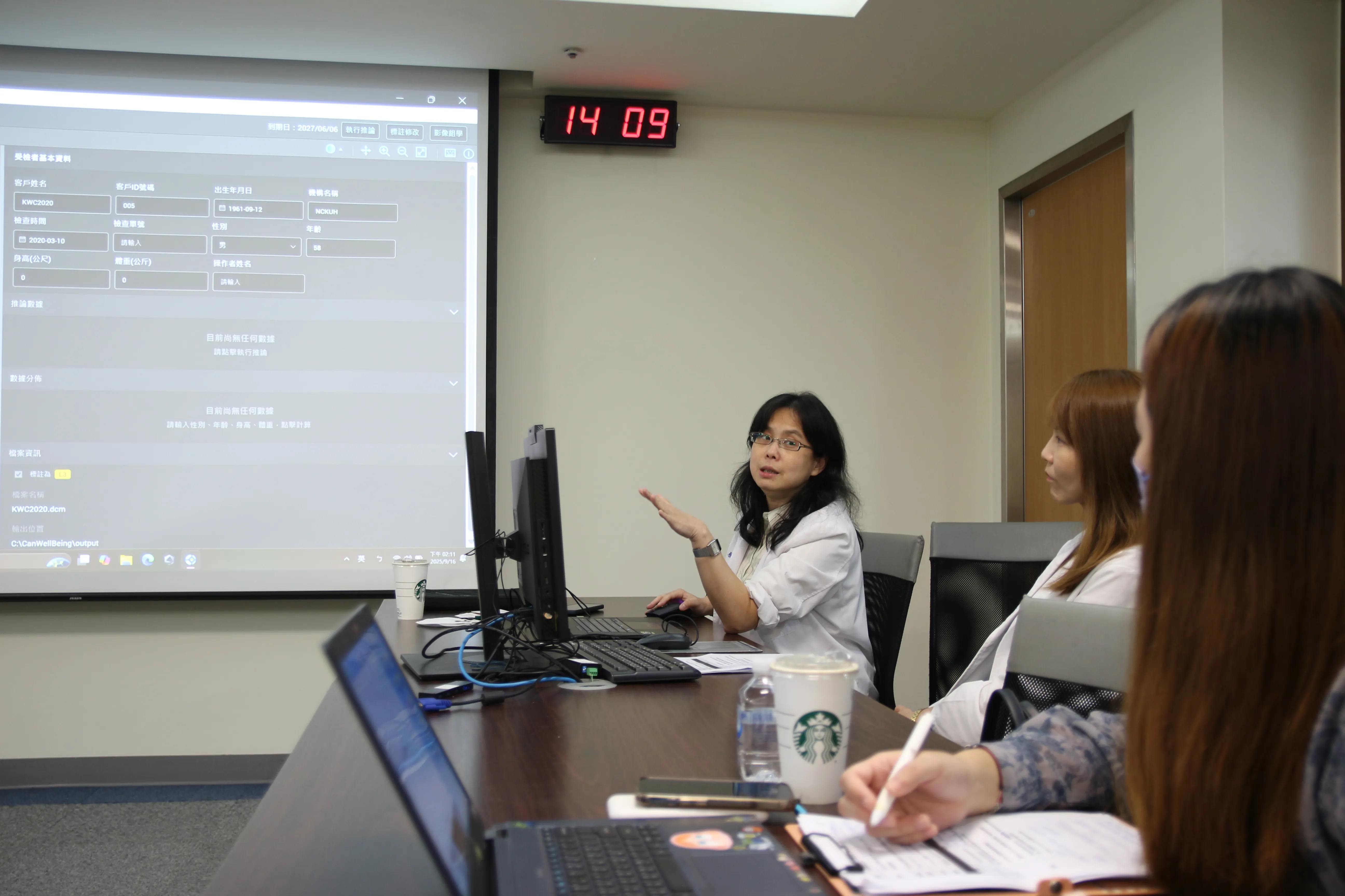 圖說：國立成功大學暨成大醫院團隊，詳細解說項目實際運作方式。