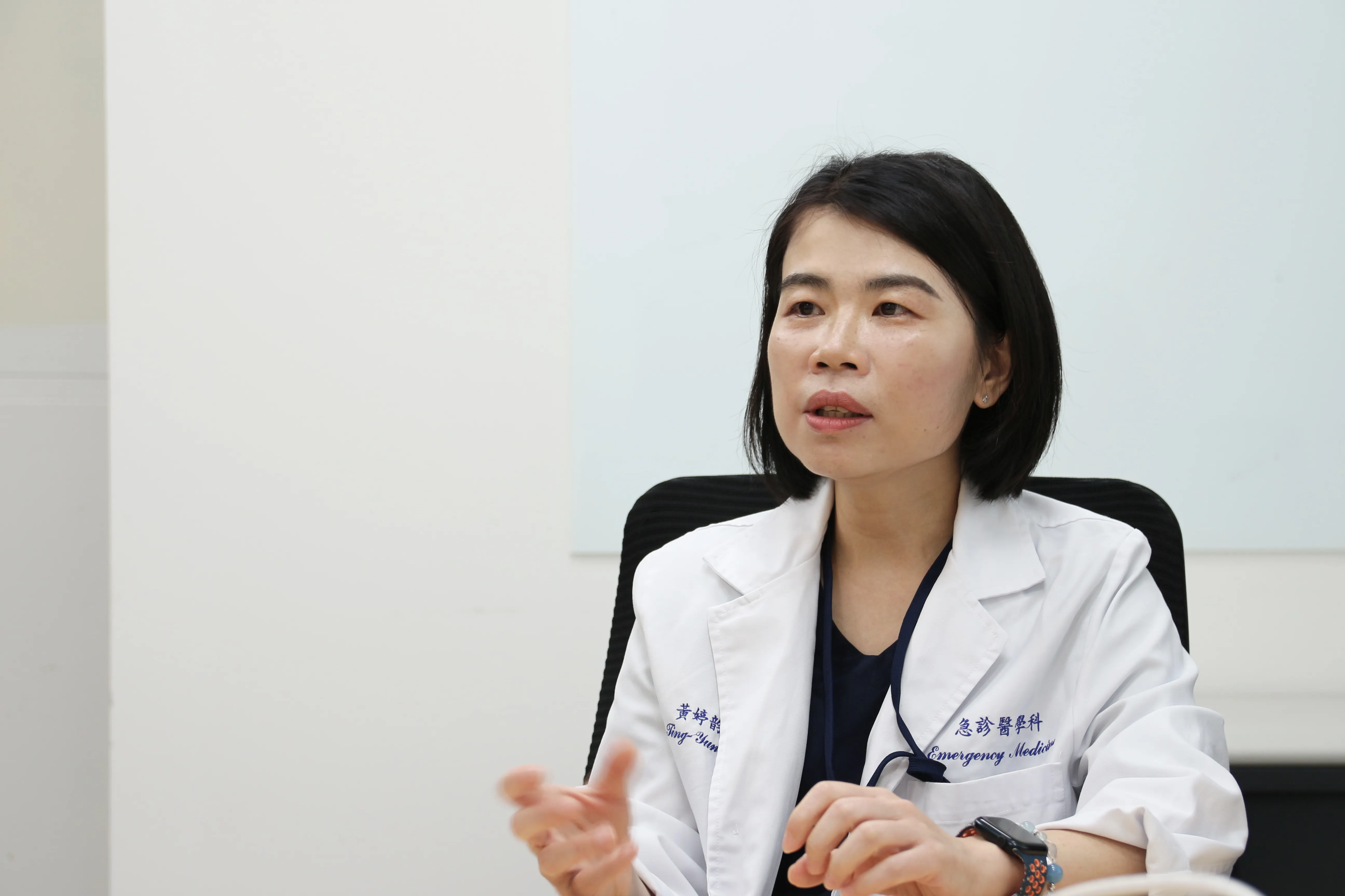 圖說：雙和醫院急診醫學科主治醫師黃婷韵受訪時分享，近年急診量能持續超載、醫師人力嚴重失衡，AIDE團隊以AI輔助檢傷、預測自動離院風險和改善資料碎片化，在第一線臨床解決過長等待問題以及危急病患警示。