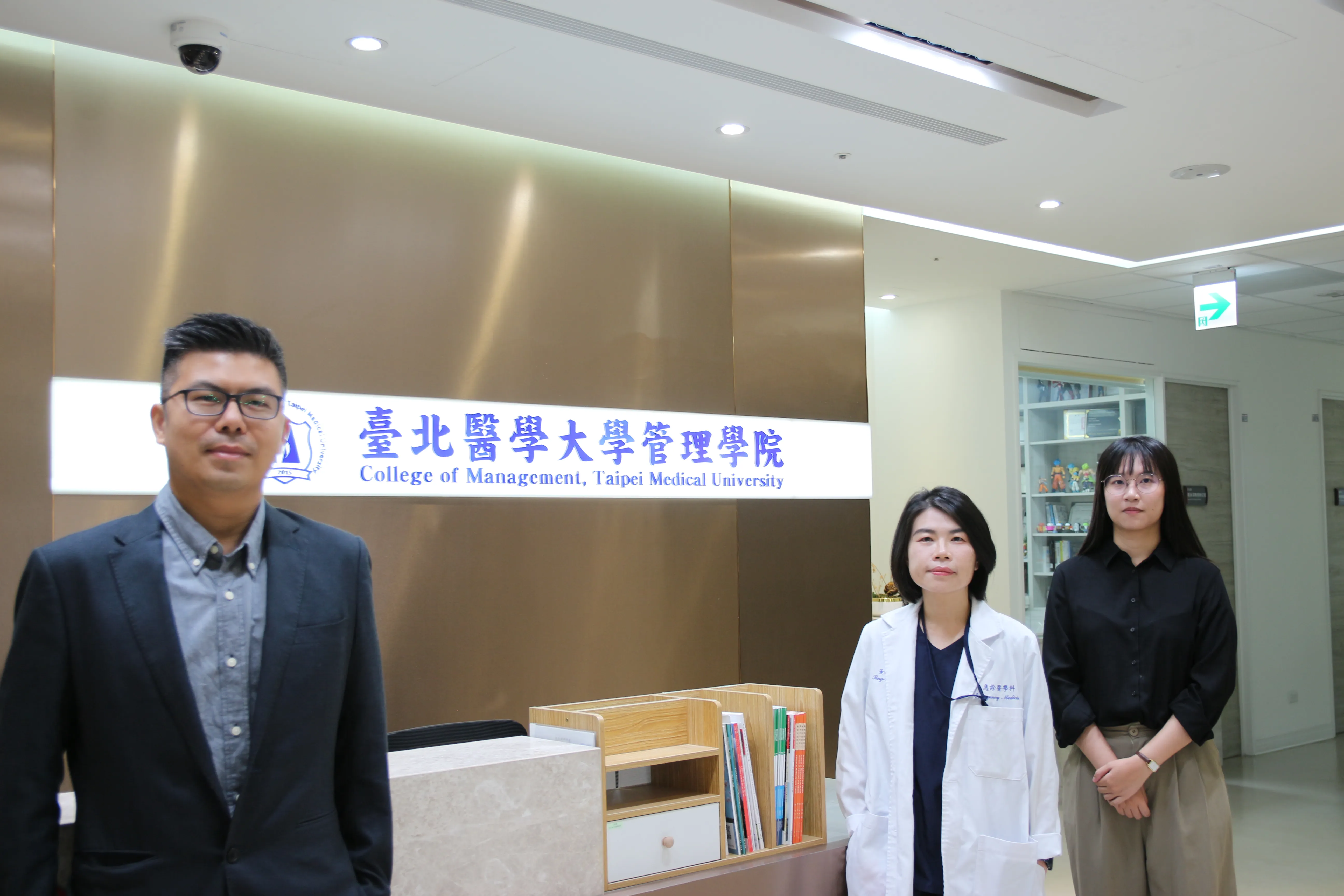 圖說：AIDE團隊核心成員於臺北醫學大學管理學院合影。左起：臺北醫學大學大數據科技及管理研究所張詠淳所長、衛生福利部雙和醫院黃婷韵主治醫師與團隊醫師，分享醫學及大數據管理專業的跨界整合。