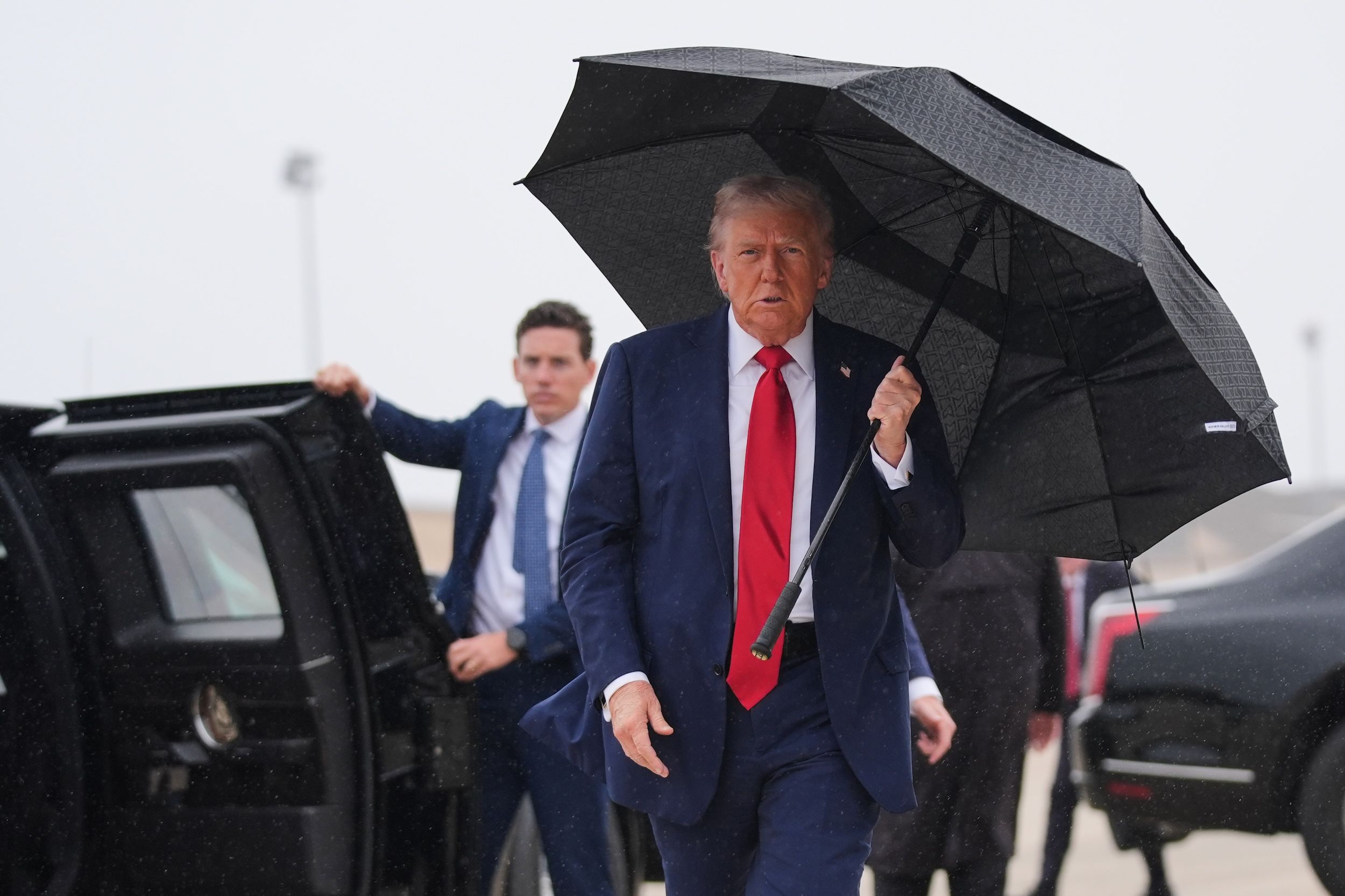 2025年10月12日，美國總統川普在馬里蘭州安德魯斯聯合基地準備登機前往中東。（美聯社）