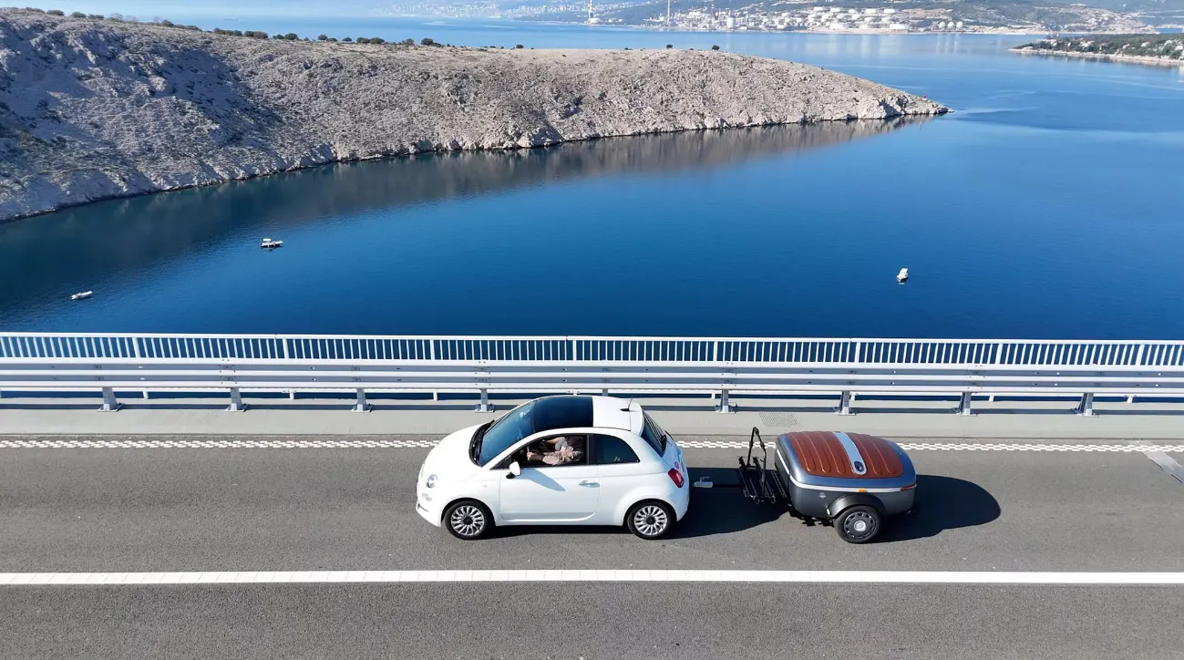 ▲Urbanoid Booba迷你旅遊拖車全長僅3.3公尺，重量也只有240公斤，幾乎任何一輛電動小車，都能輕鬆牽著走，攜帶上毫無負擔。