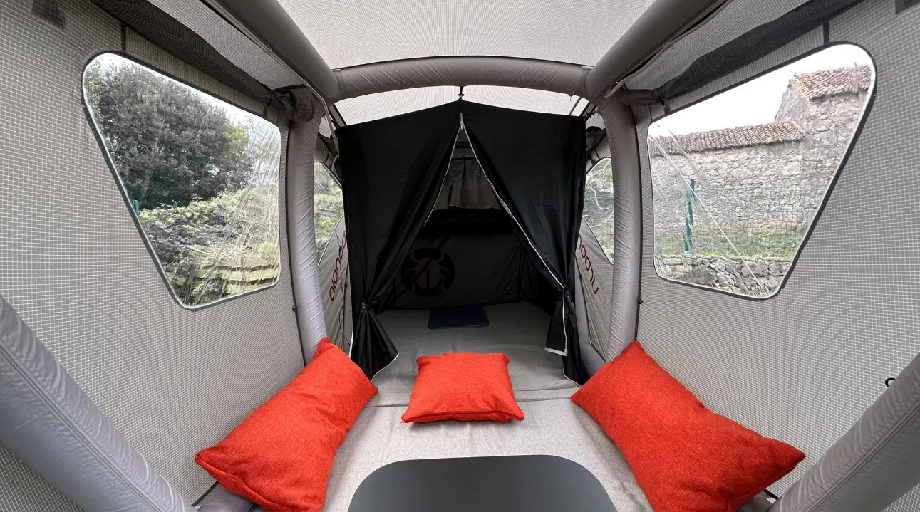 ▲Urbanoid Booba只要充氣短短數分鐘，即可迅速變身為舒適的帳篷空間，內含完善的基本設施。