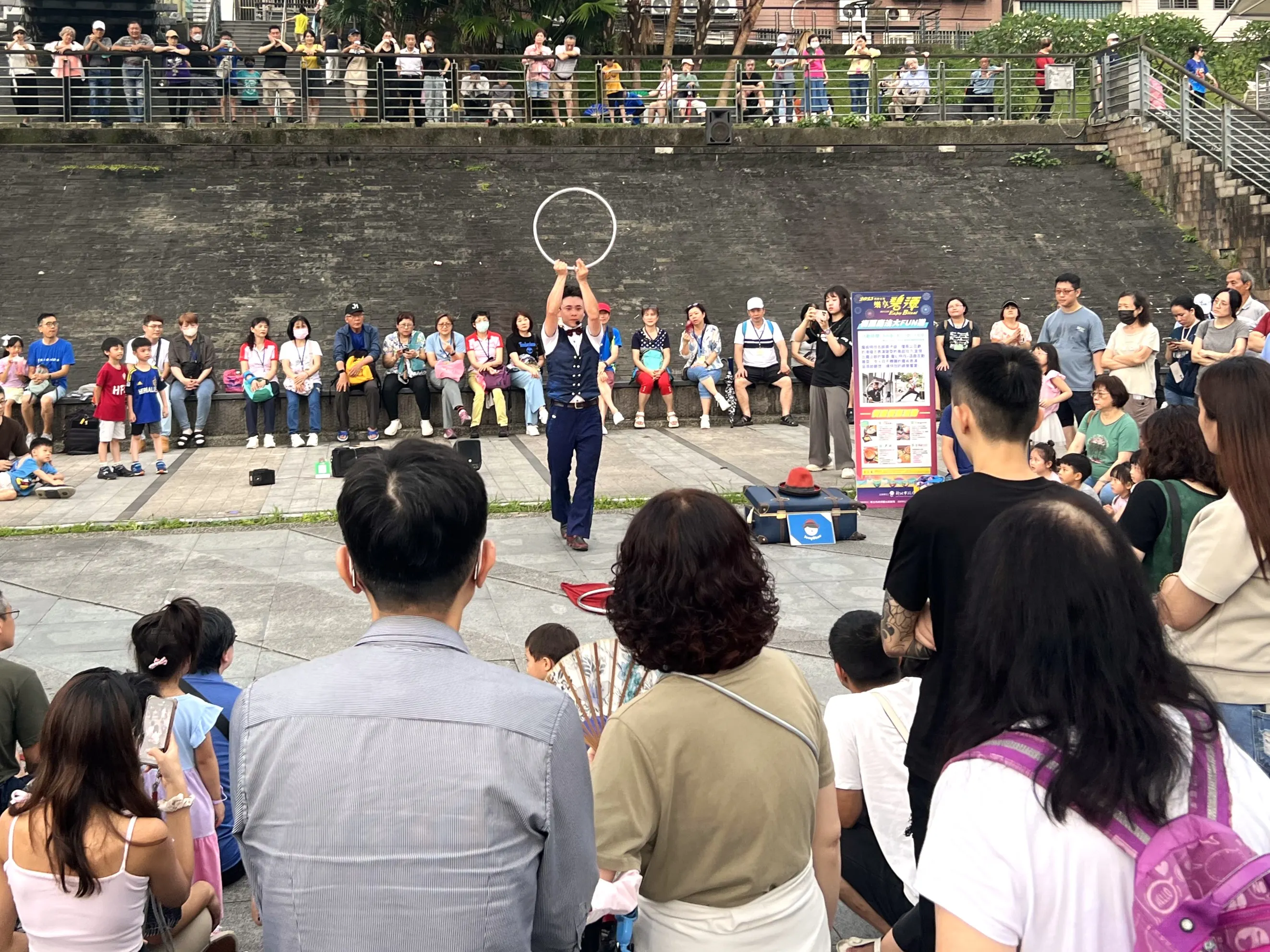 歡迎親子於展覽期間周末一同來碧潭體驗街頭藝術饗宴。圖/新北市政府觀光旅遊局提供
