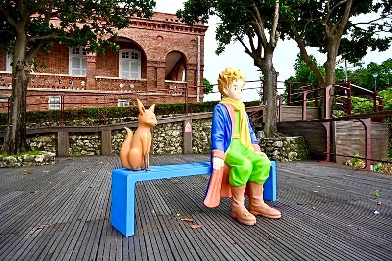 小王子和他的狐狸。「小王子-打狗英國領事館 -古典玫瑰園文化園區」提供