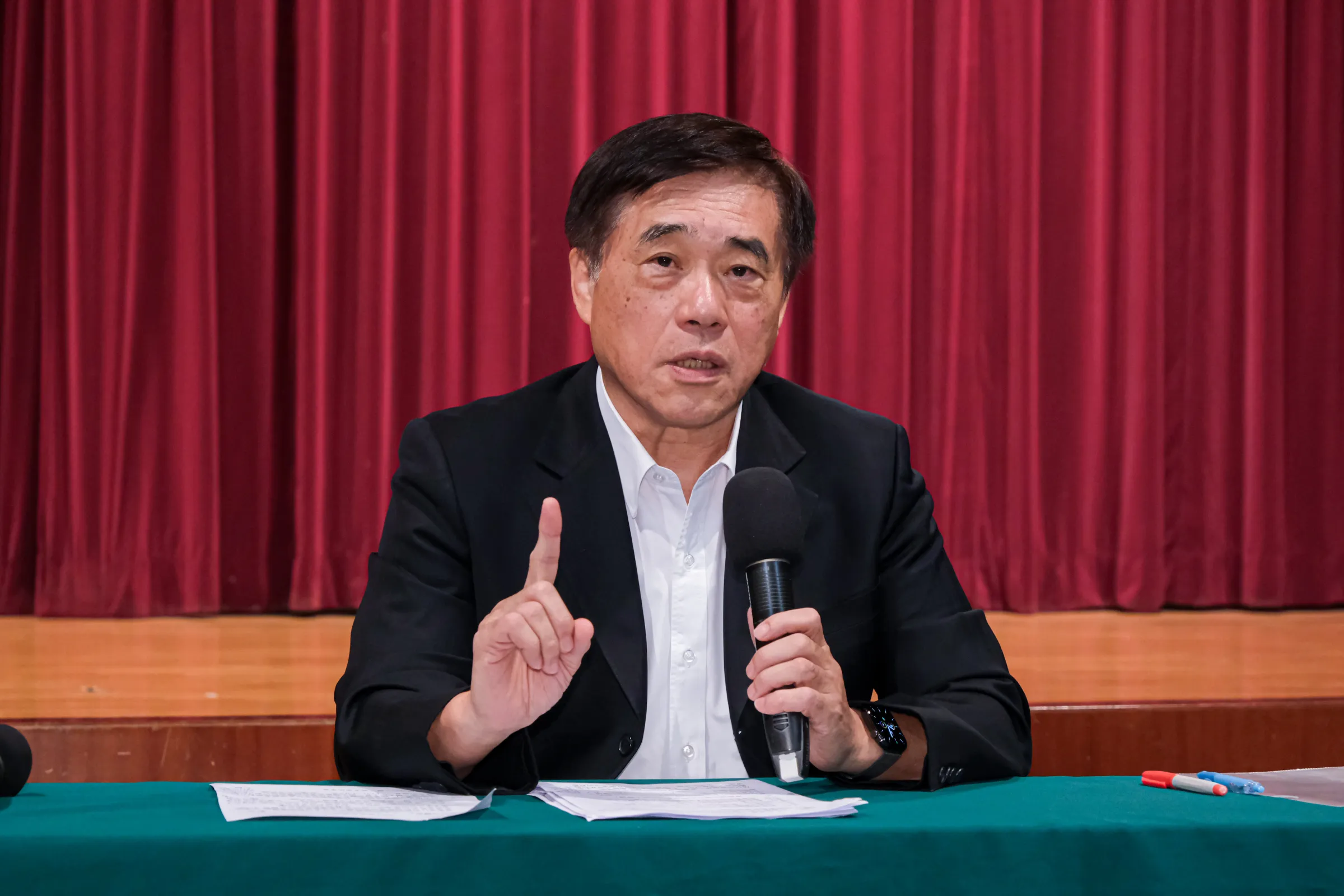 20251014-國民黨主席候選人郝龍斌14日於中廣松江大樓召開兩岸政策記者會。（劉偉宏攝）
