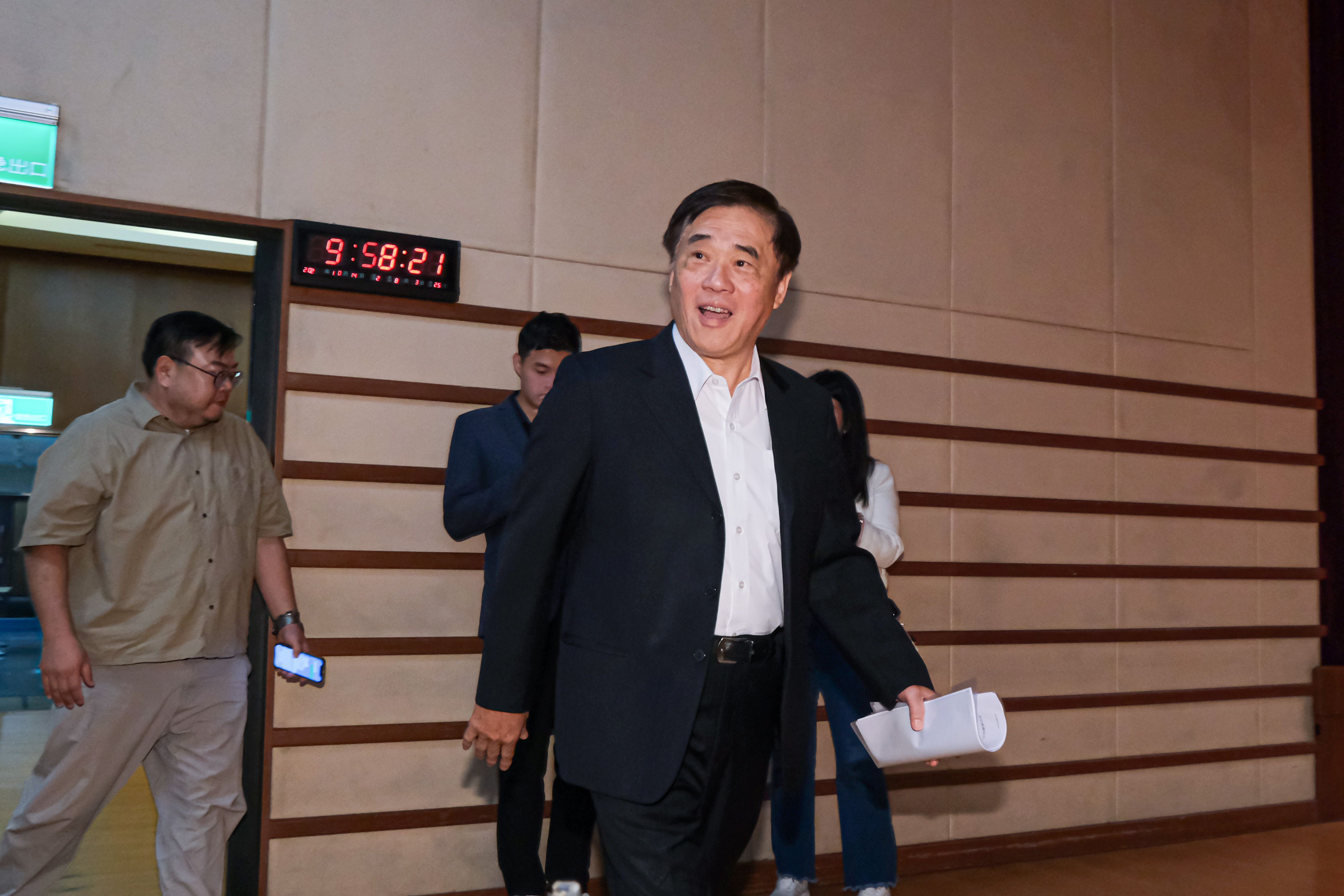 20251014-國民黨主席候選人郝龍斌14日於中廣松江大樓召開兩岸政策記者會。（劉偉宏攝）