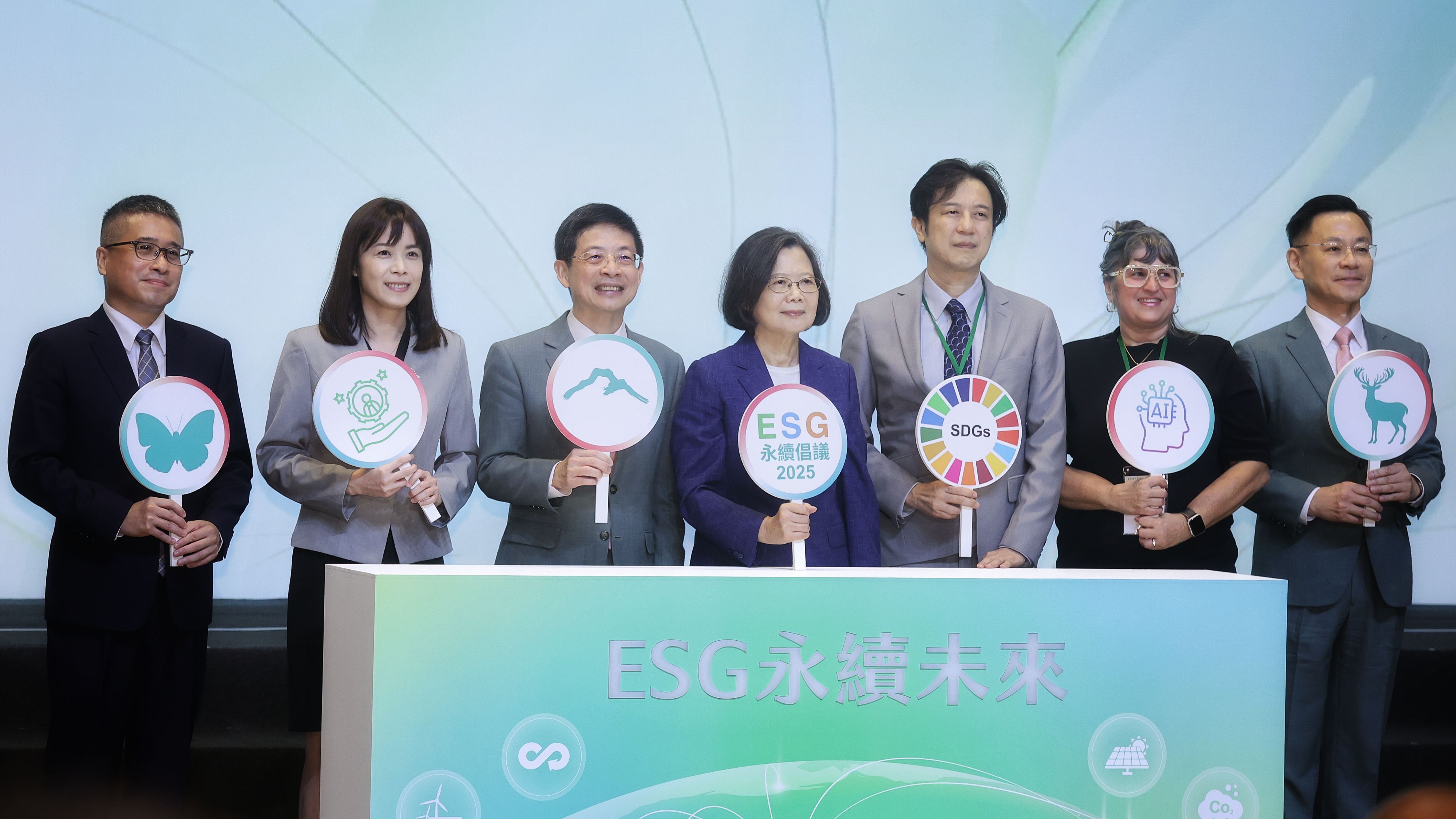 20251014-玉山金控獨立董事黃俊堯（左起）、成功大學永續長余睿羚教授、玉山金控董事長黃男州、前總統蔡英文、金管會副主委陳彥良、加州大學永續研究所所長Sheila Lakshmi、玉山金控永續長張綸宇14日合影。（柯承惠攝）