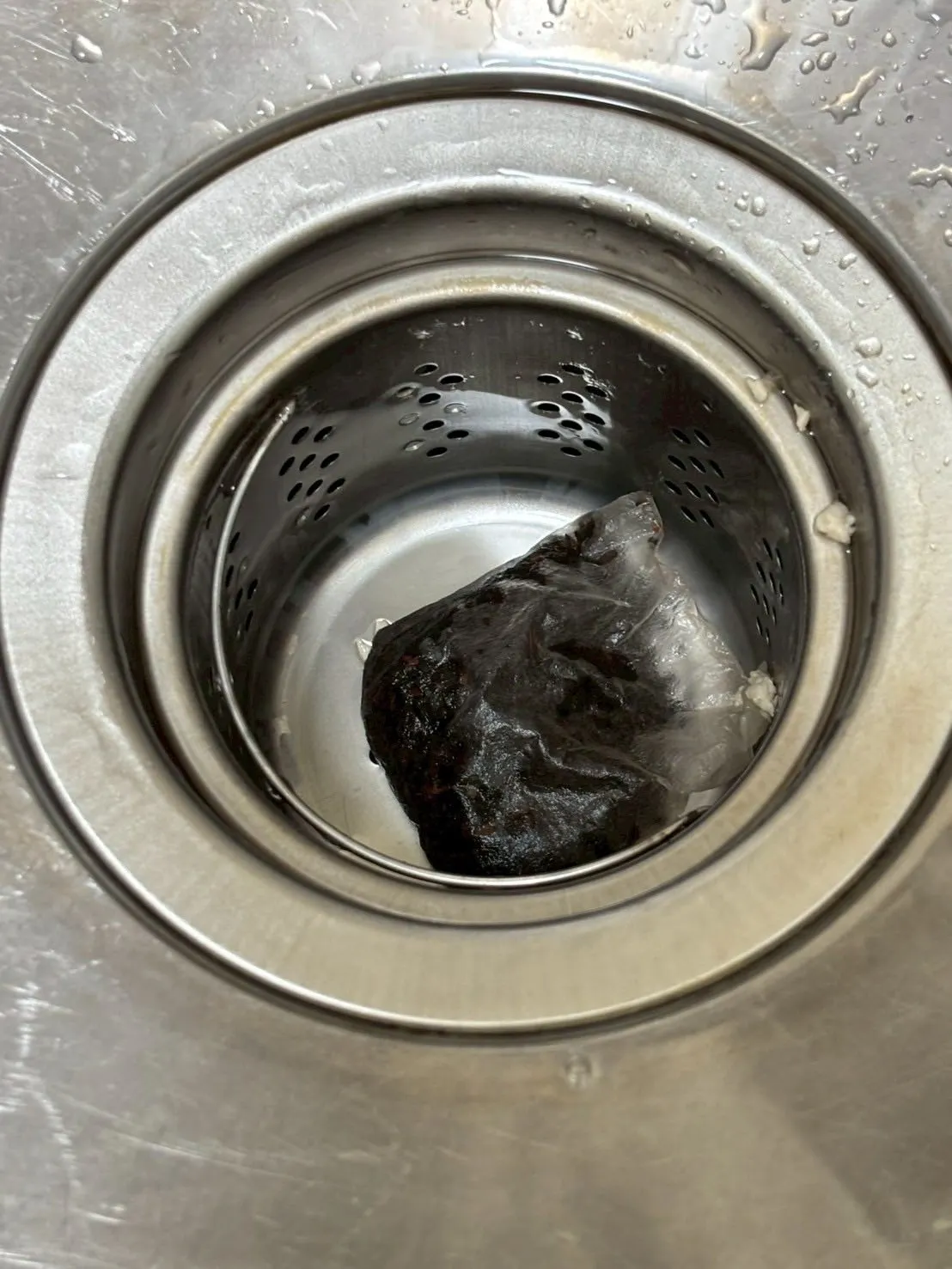 廚房排水孔放茶包，就能有效去除異味油垢。（圖／取自我愛全聯-好物老實説）