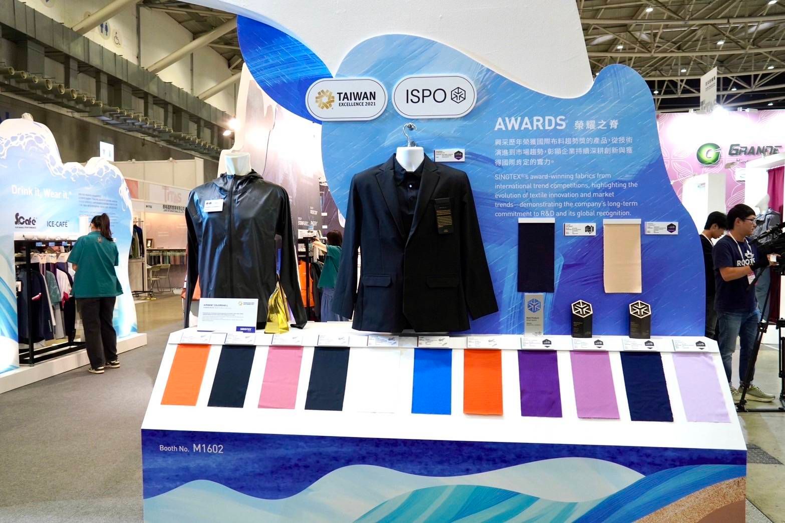 展區設置「榮耀之脊」專區，回顧歷年榮獲 ISPO Textrends Award 等國際大獎的代表產品。（圖／ 興采集團提供）