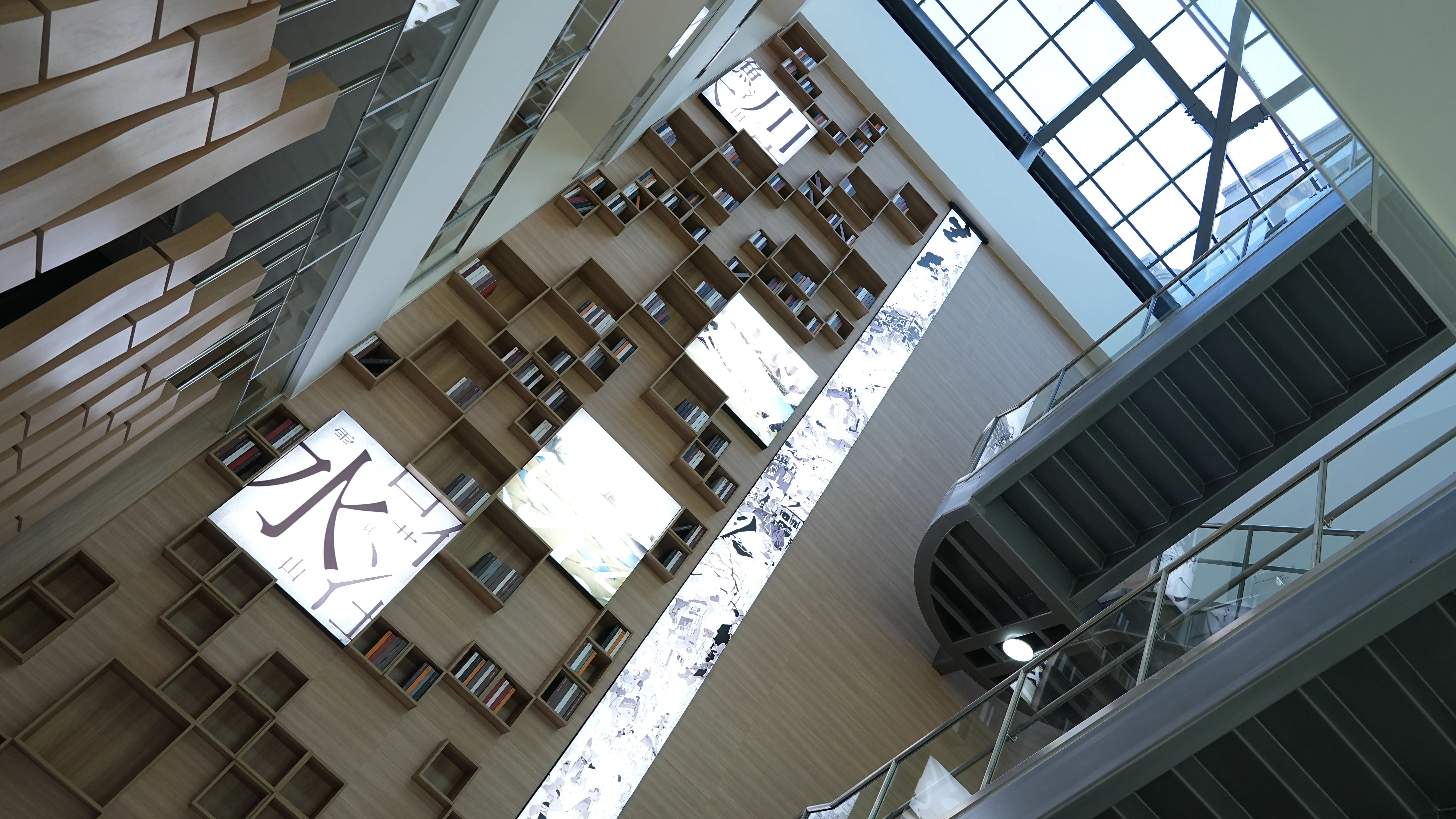 図説：高い書棚のデザインは、館の独特な美学的雰囲気を示し、桃園文學館の人気の写真スポットとなっている。（写真/桃園市政府提供）