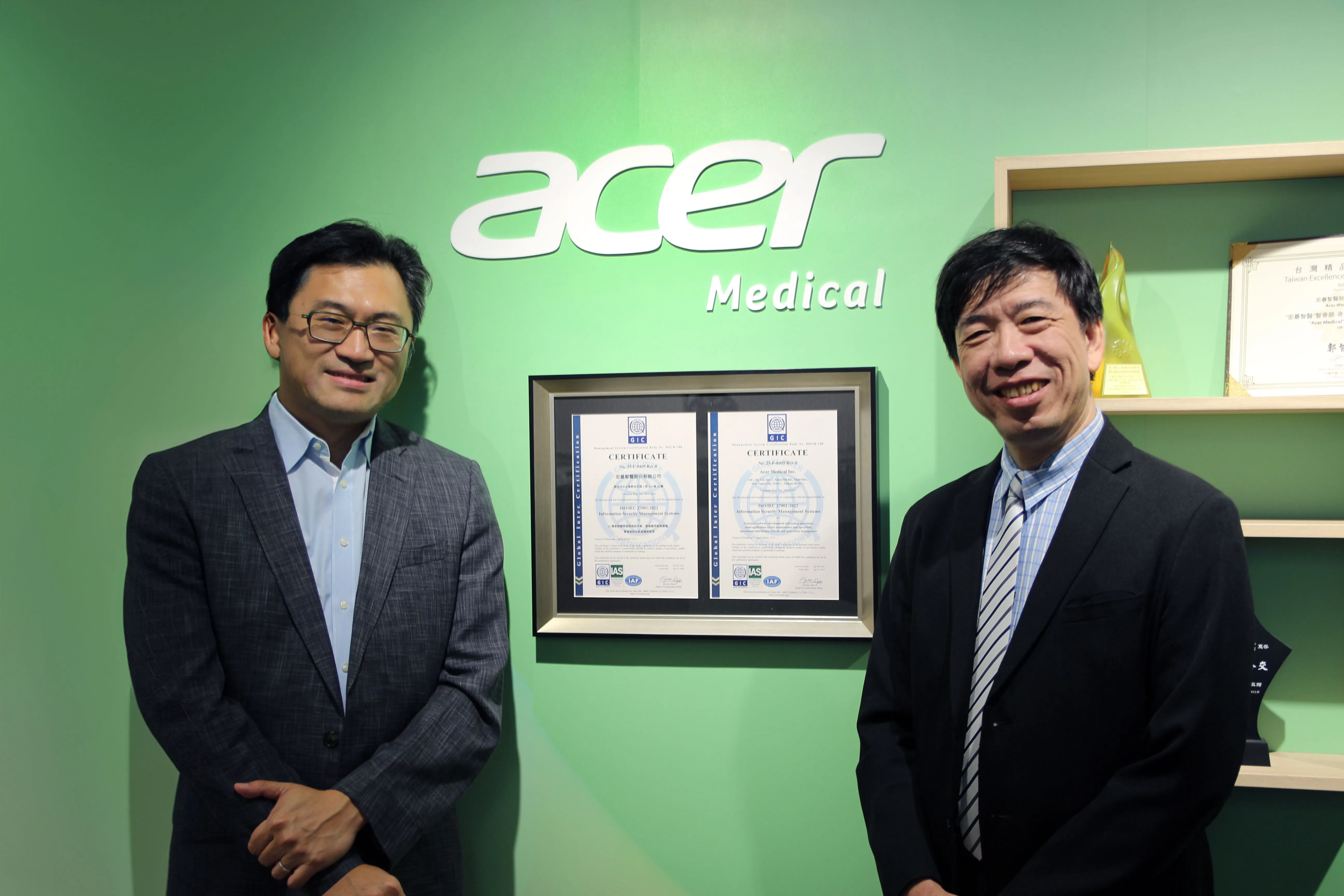 圖說：宏碁智醫（Acer Medical）董事長連加恩（左）與臺中榮總骨科部主任陳昆輝（右），展現『智骨篩VeriOsteo OP』技術，並獲得海內外人工智慧醫材認證。團隊合力研發，致力以創新AI技術協助醫療機構快速、精準判讀骨質密度異常，推動智慧醫療在全