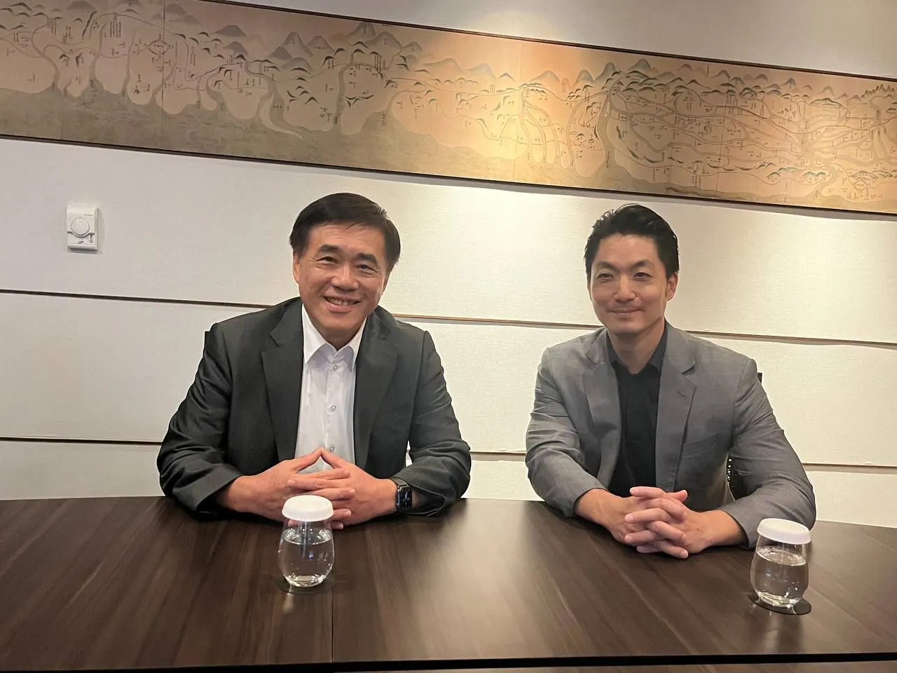 台北市蔣萬安（右）在藍營黨魁之爭中力挺前台北市長郝龍斌（左）。（取自郝龍斌臉書）