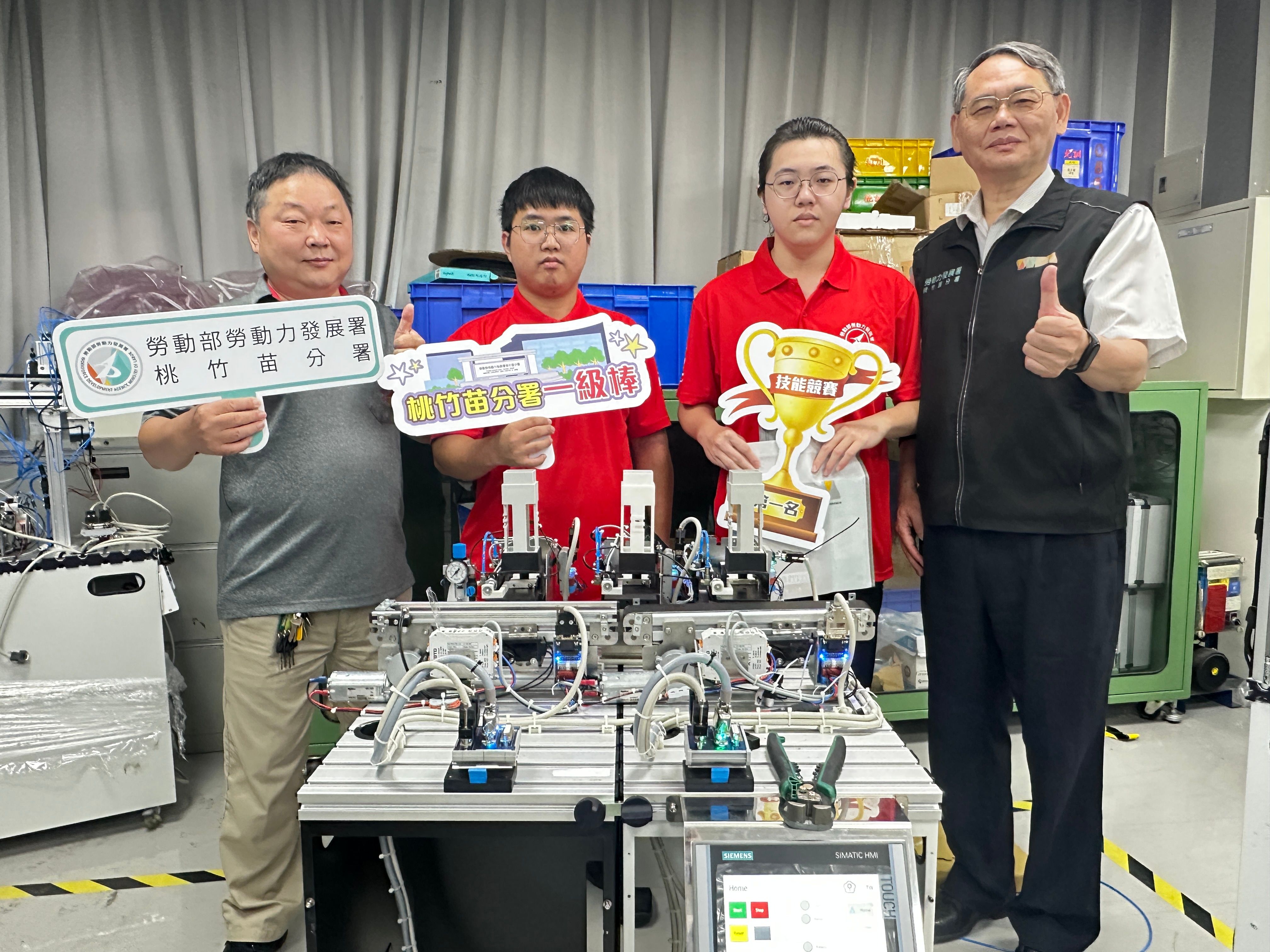 桃竹苗分署長賴家仁(右1)期勉「機電整合」國手陳勁達(右2)及謝育翰(左2)發揮培訓實力，努力為國爭光，左1為培訓老師熊朝懿。（圖／勞動力發展雲嘉南分署提供）