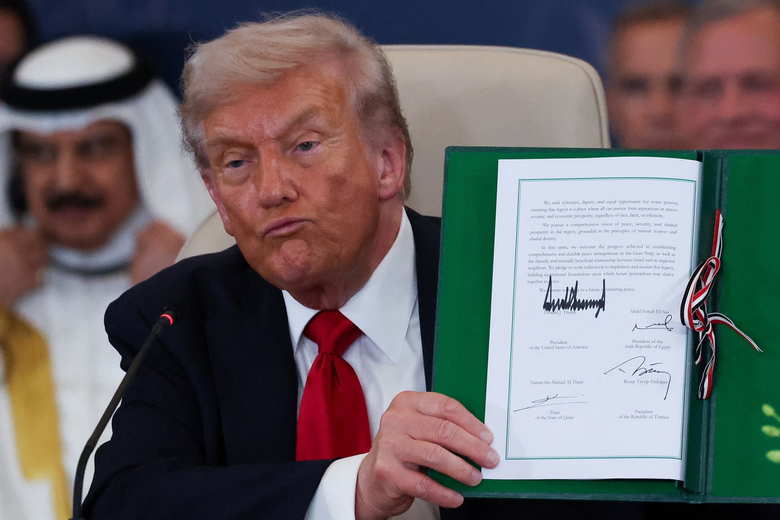 2025年10月13日、アメリカのトランプ大統領はエジプトで中東平和サミットに出席し、イスラエルとハマスのガザ地区での戦争を終わらせようとする（AP通信）