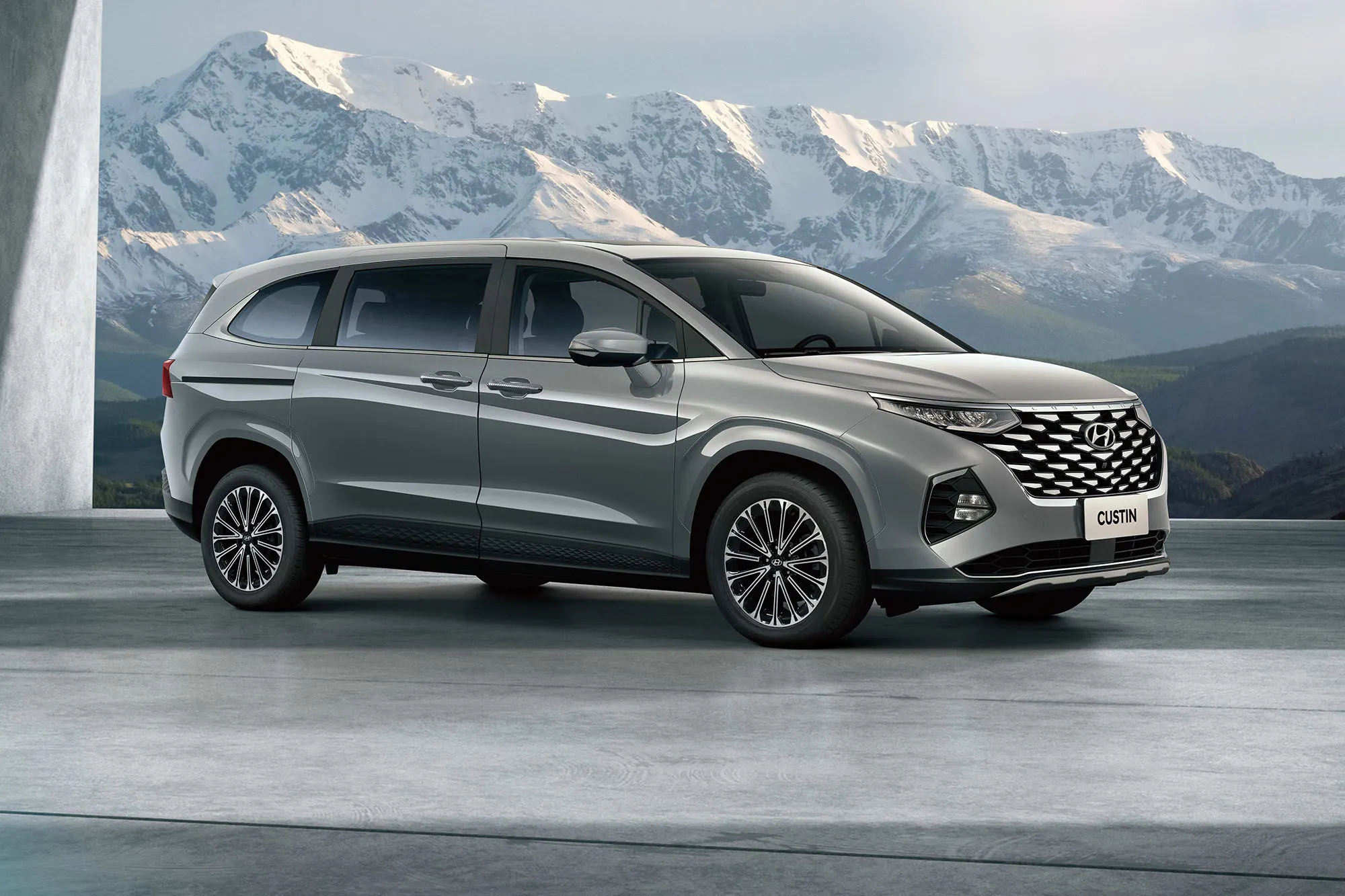 ▲Hyundai Custin質感、配備水準更高，今年也積極搶攻7人座市場。（圖／Hyundai）