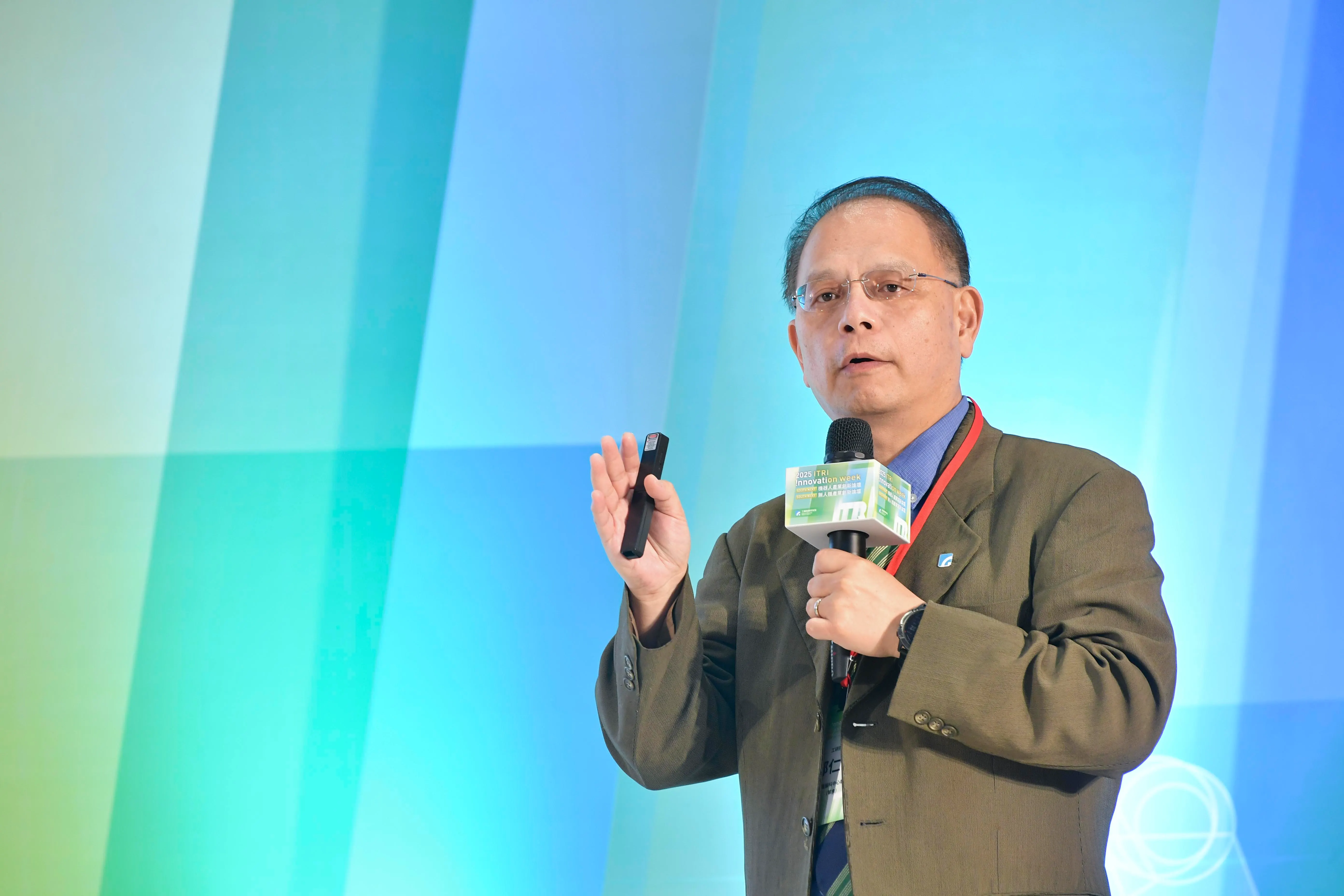圖說：工研院副總暨服務系統科技中心執行長鄭仁傑，分享「醫咖go」智慧醫療系統於臨床及社區長照的實際應用與推廣，並強調AI醫療解決方案的重要性。
