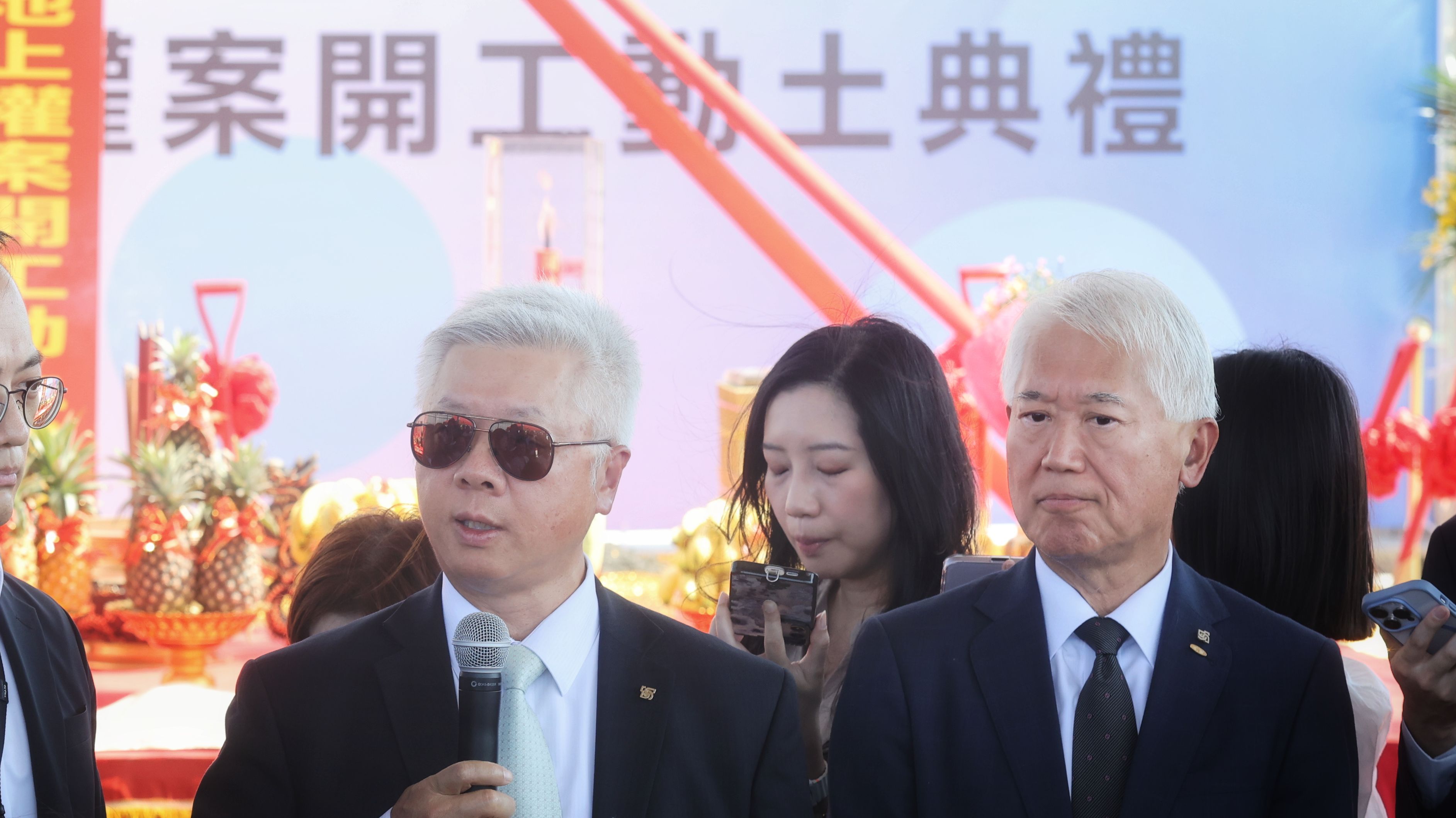 20251016-台新新光總經理林維俊（左）、新光人壽董事長魏寶生（右）16日出席北士科T17、T18地上權案開工動土典禮。（柯承惠攝）