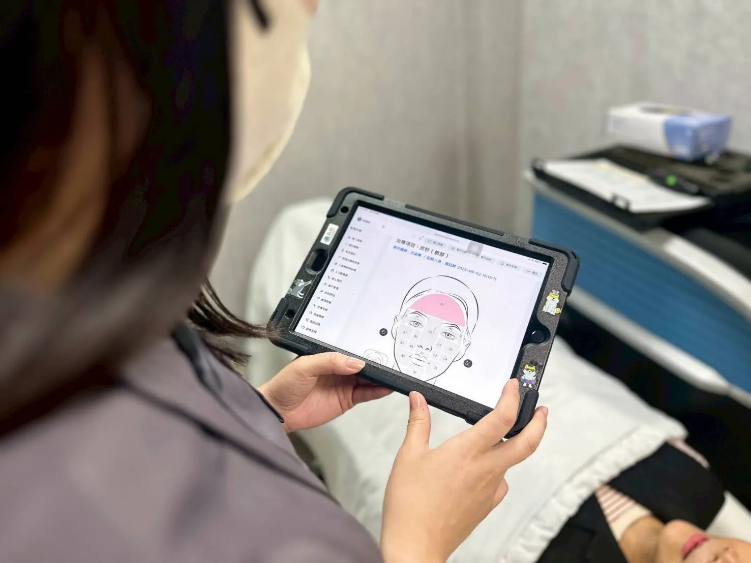 圖說：人員於診間實際操作森陽醫科技數位智能診所營運平台，藉由平板即時檢視與記錄顧客治療部位與相關資訊，優化醫護流程，提升醫療服務精準度與溝通效率。