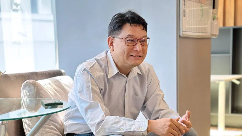 圖說：森陽醫科技營運長張鈿浤於受訪時，分享推動智慧醫療應用的實際經驗，細說診所營運數位化、數據管理與異業合作等產業趨勢現場觀察，展現企業在醫療數位轉型浪潮中的創新角色。