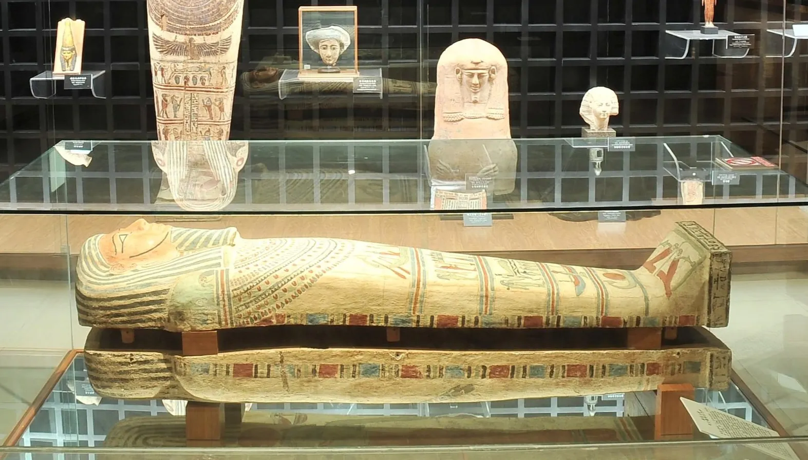 古埃及木質棺槨，放置在透明玻璃櫃中，棺槨外觀彩繪精緻，表面可見多層色彩與圖騰。（圖/奇美博物館粉絲專頁）