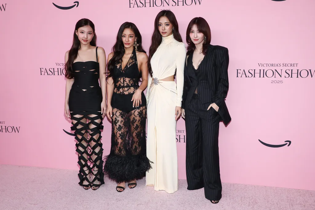 南韓大勢女團TWICE四名成員娜璉（Nayeon）、志效（Jihyo）、子瑜（Tzuyu）和Momo登上維多利亞祕密秀演出。（美聯社）