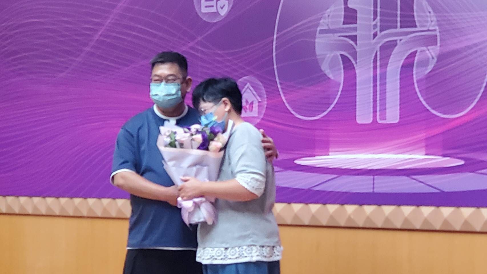 20251016-馮先生（左）有遺傳性多囊腎病，一開使用腹膜透析，最後還是要靠妻子「捐腎救夫」，令馮先生對太太滿是疼惜與感謝。（黃天如攝）